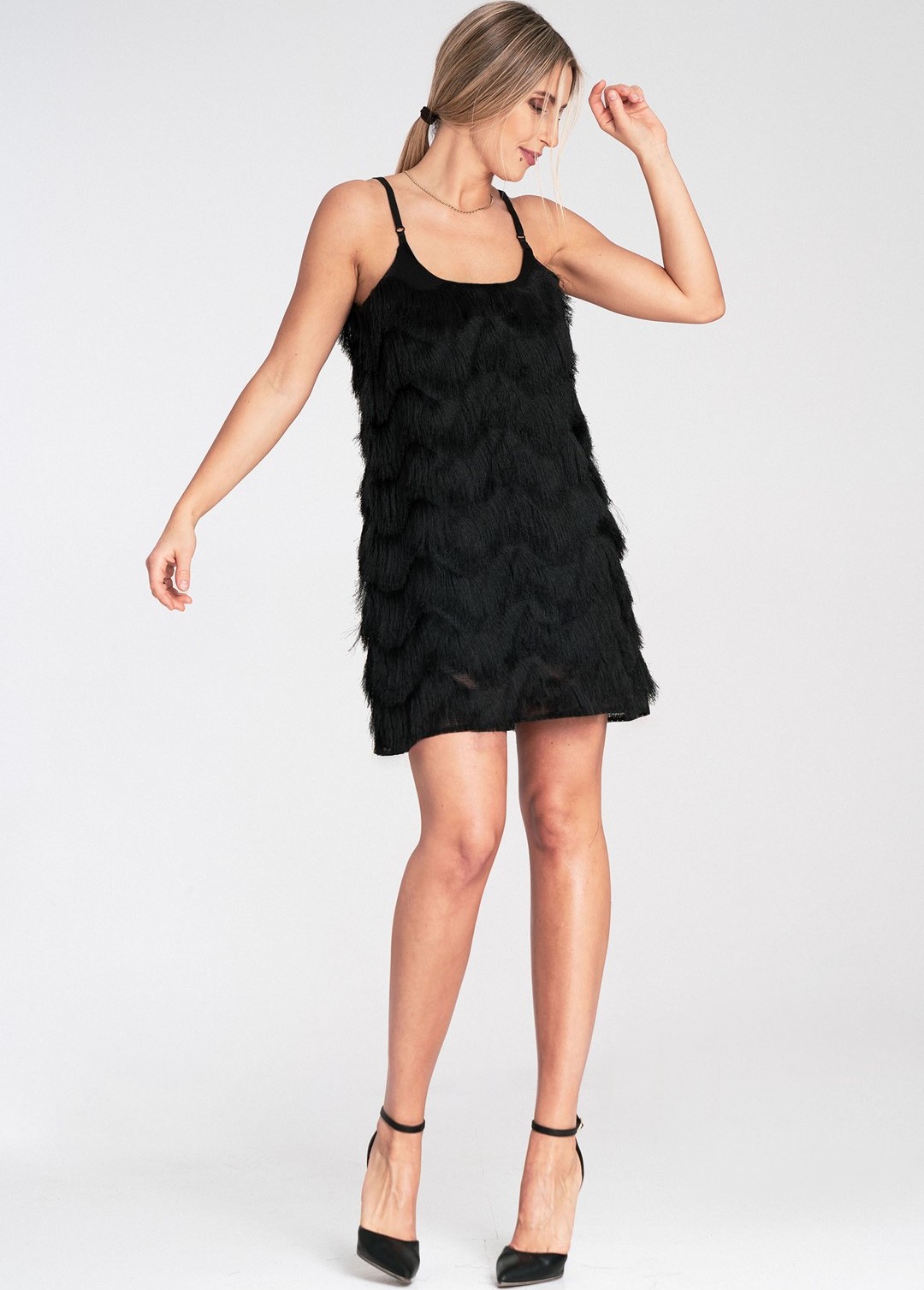 Čierne šaty s ozdobnými strapcami M1107 Black Veľkosť: S/M