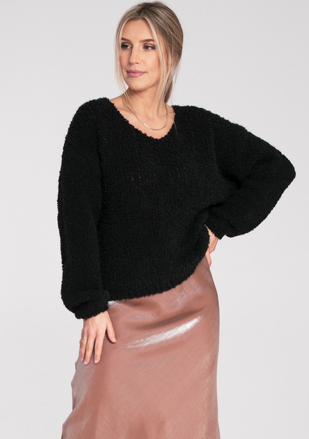 Dámsky čierny sveter s dlhými rukávmi M1108 Black Veľkosť: ONE SIZE