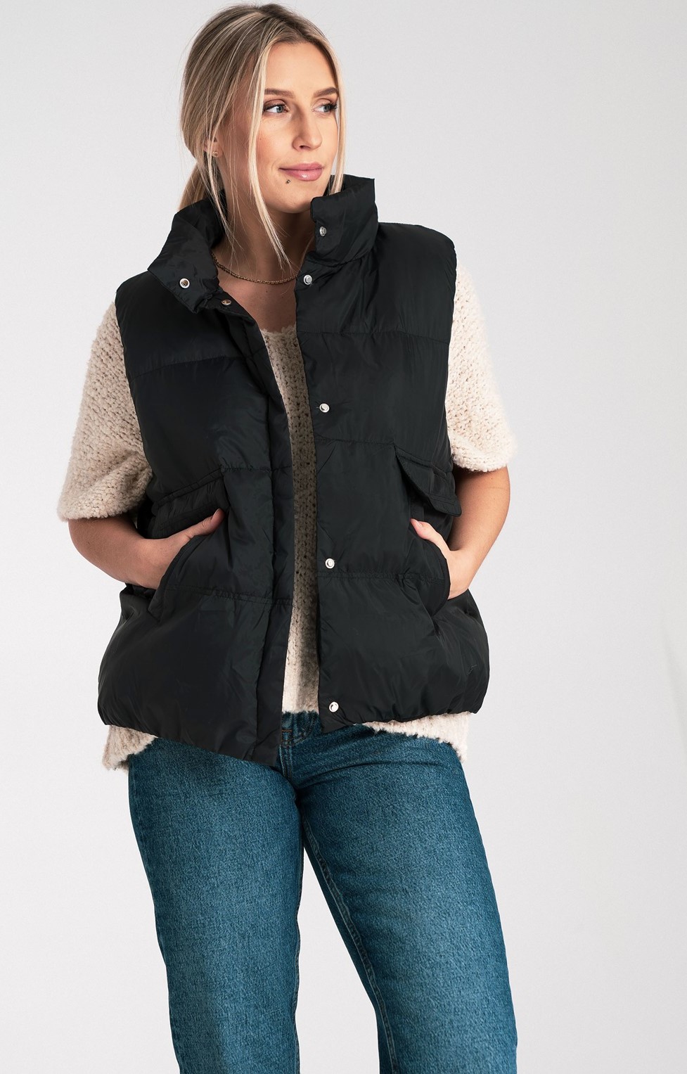 Čierna dámska prešívaná vesta s vreckami M1115 Black Veľkosť: ONE SIZE