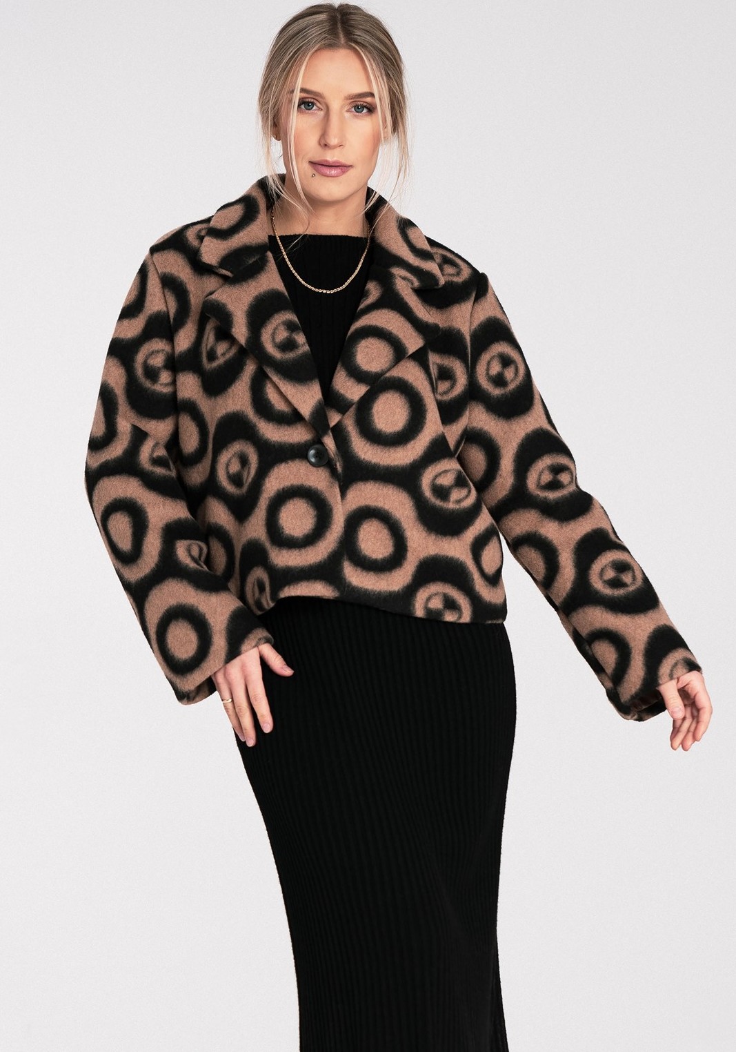 Béžovo-čierna vzorovaná dámska krátka fleecová bunda s golierom M1117 Beige Veľkosť: S/M