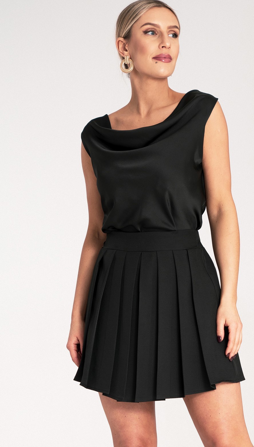 Čierna dámska saténová blúzka so širokými ramienkami M1119 Black Veľkosť: S/M