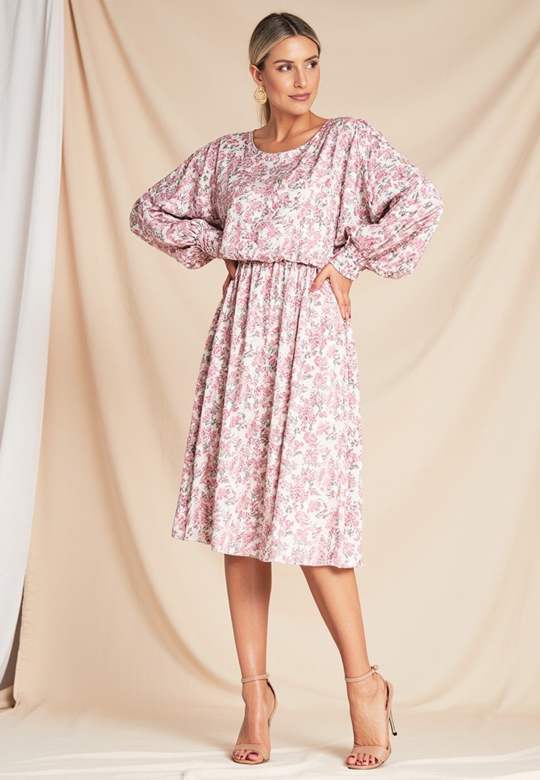 Svetloružové dámske saténové šaty s kvetinovým vzorom M1128 Pink Veľkosť: S/M