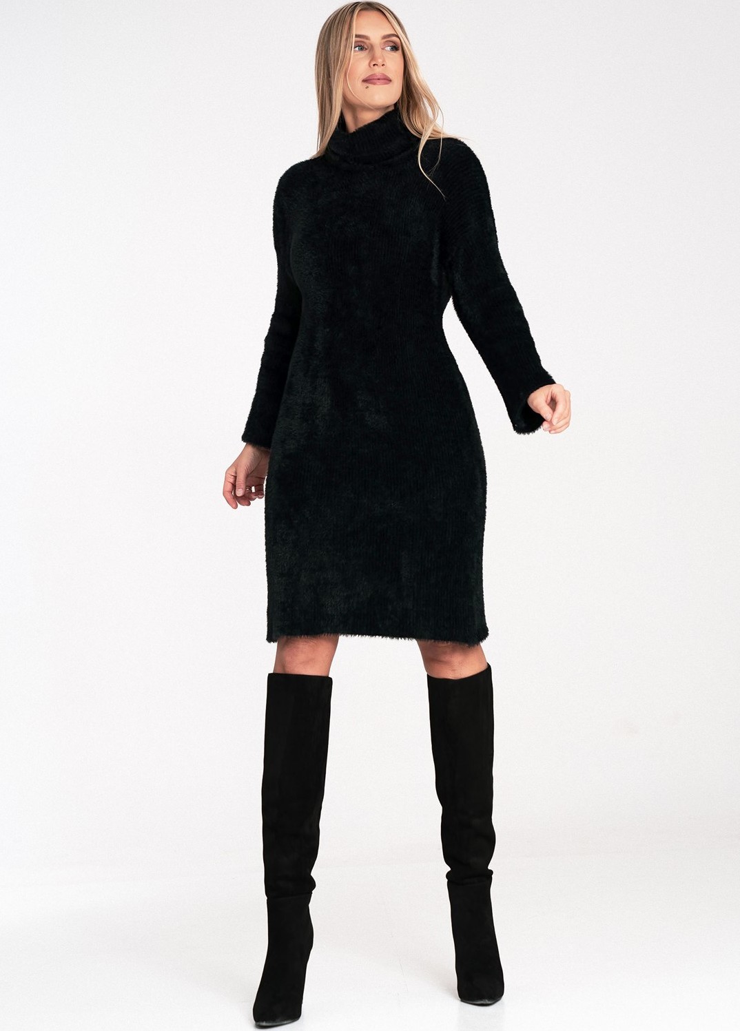 Čierne dámske svetrové šaty s rolákom M1096 Black Veľkosť: ONE SIZE