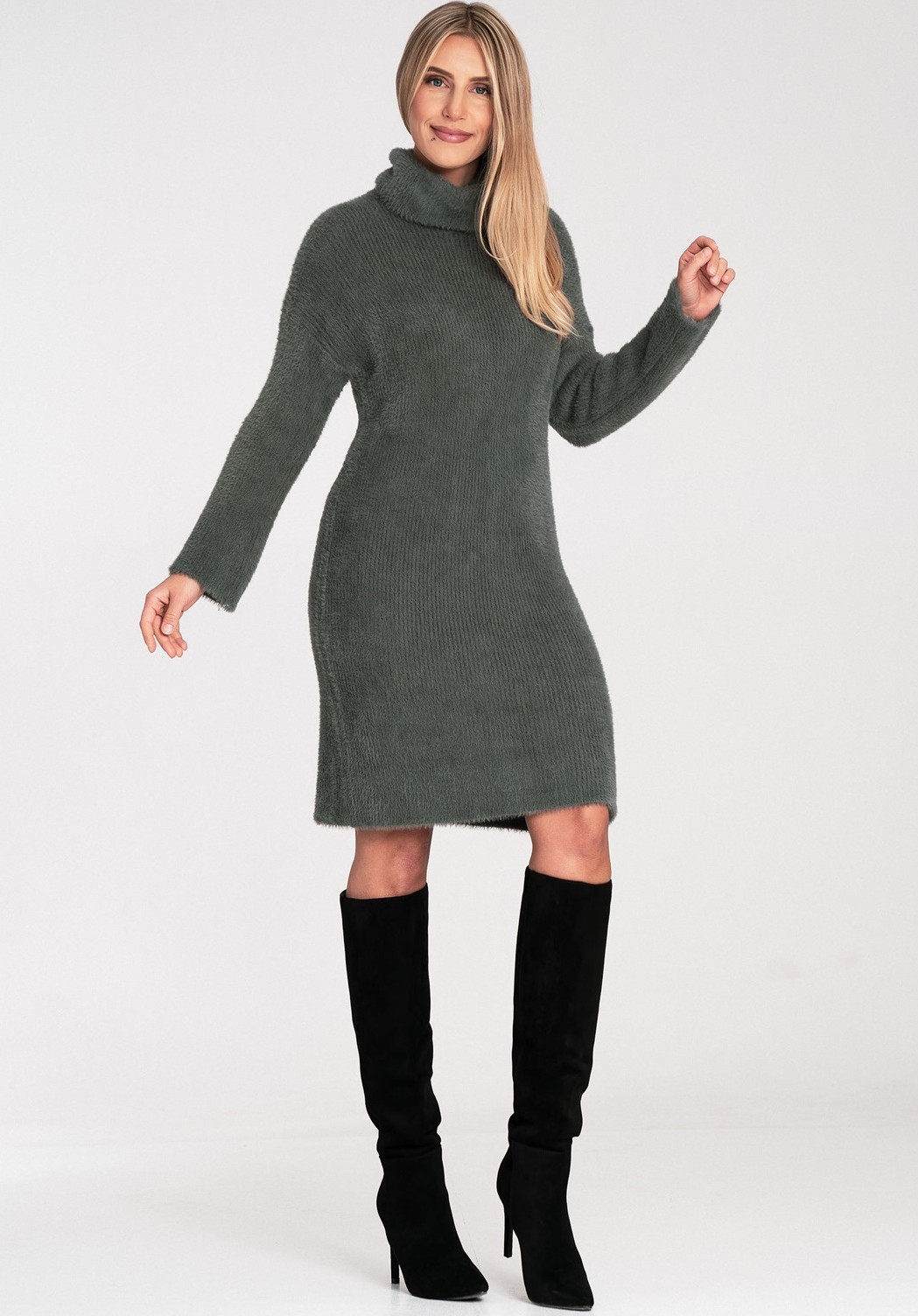 Olivovo zelené dámske svetrové šaty s rolákom M1096 Olive Green Veľkosť: ONE SIZE