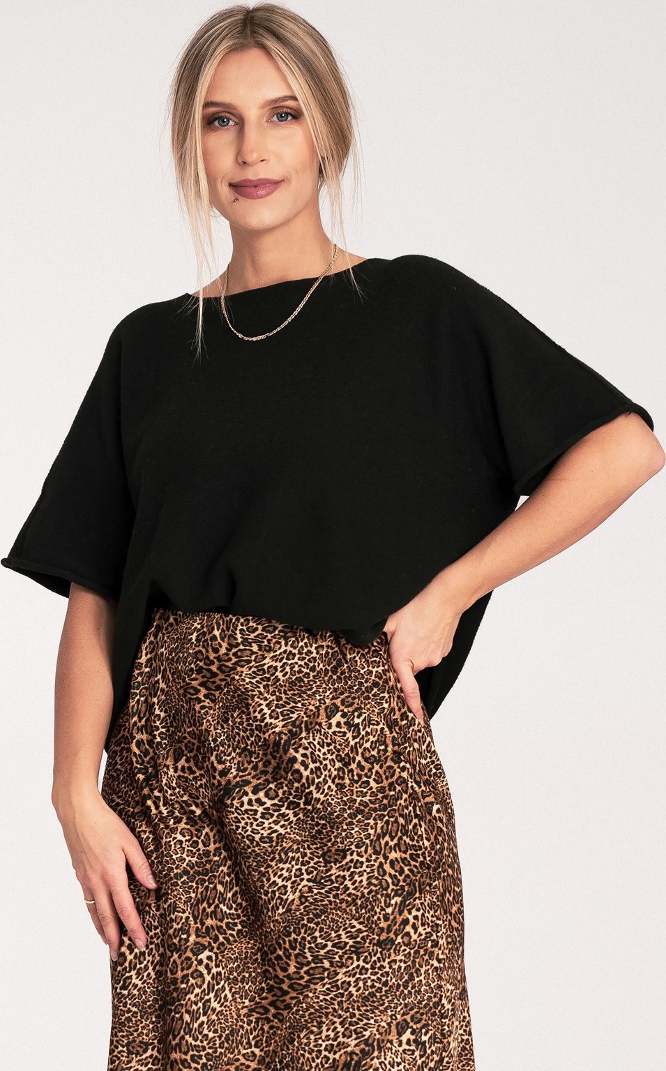 Čierny dámsky oversize sveter so širokými rukávmi M1102 Black Veľkosť: ONE SIZE