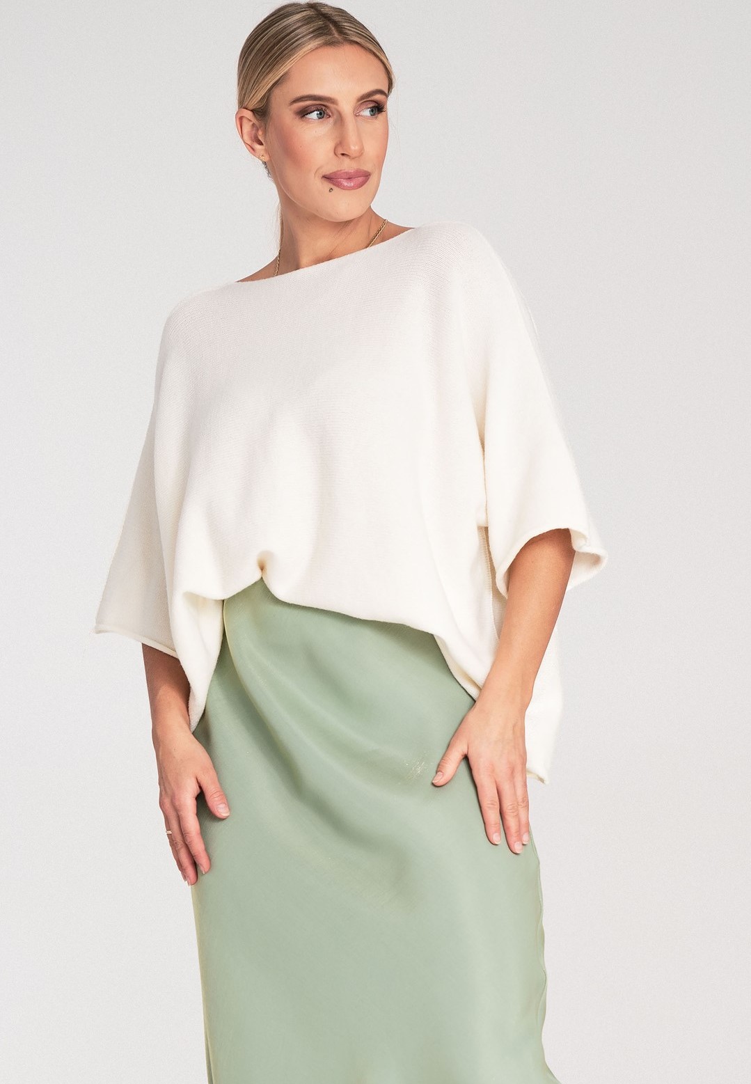 Smotanový dámsky oversize sveter so širokými rukávmi M1102 Ecru Veľkosť: ONE SIZE