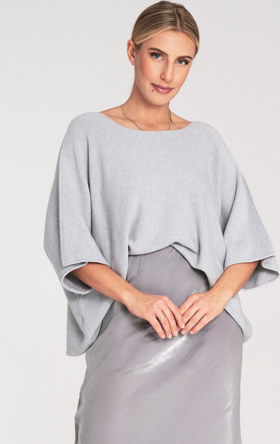 Sivý dámsky oversize sveter so širokými rukávmi M1102 Grey Veľkosť: ONE SIZE