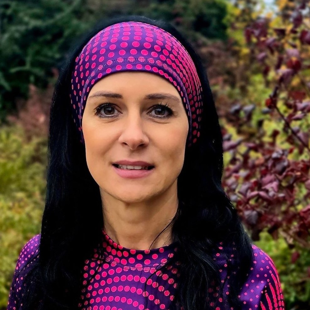 Fialová dámska funkčná čelenka s bodkami Veľkosť: ONE SIZE