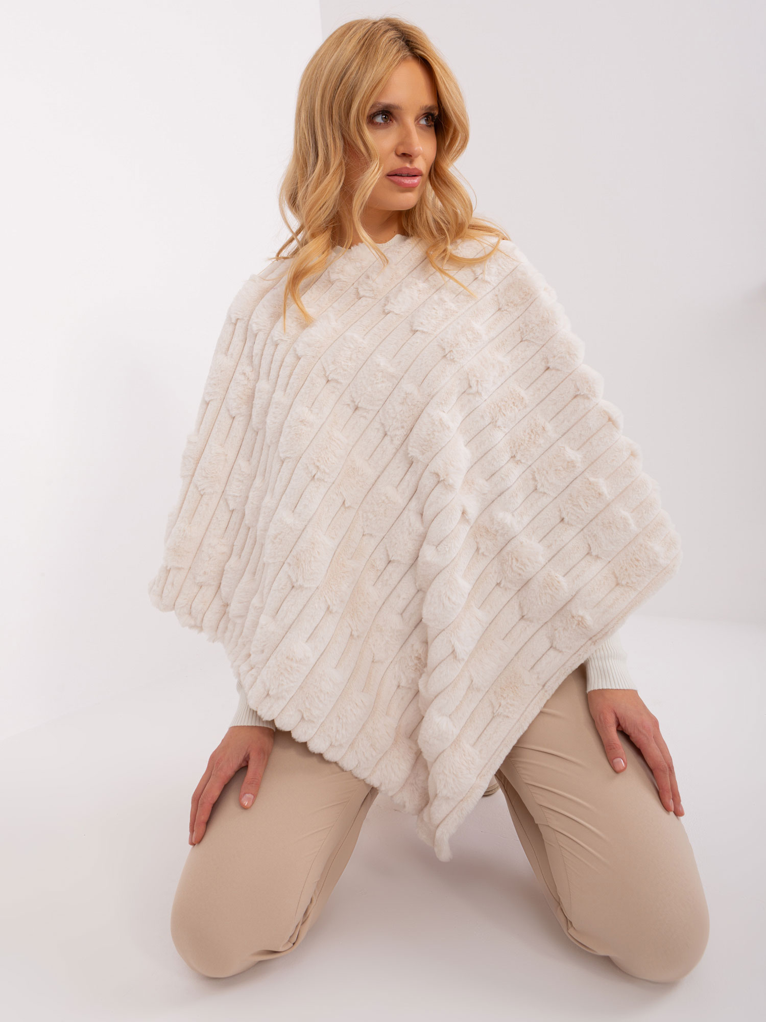 Smotanové kožušinové teplé pončo -AT-PN-2347.68-ecru Veľkosť: ONE SIZE