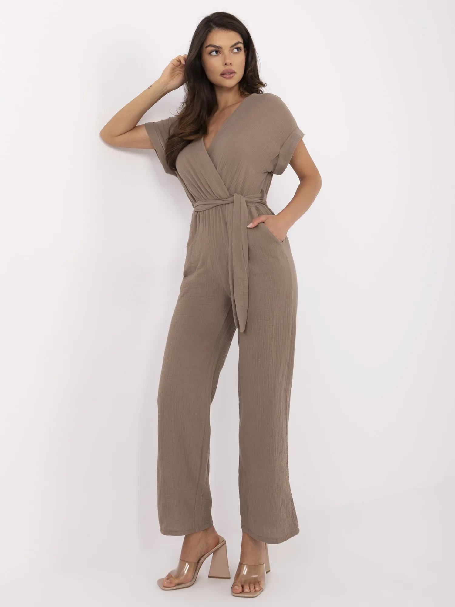 Hnedý dámsky mušelínový overal s vreckami MI-KO-A2468.70-brown Veľkosť: ONE SIZE