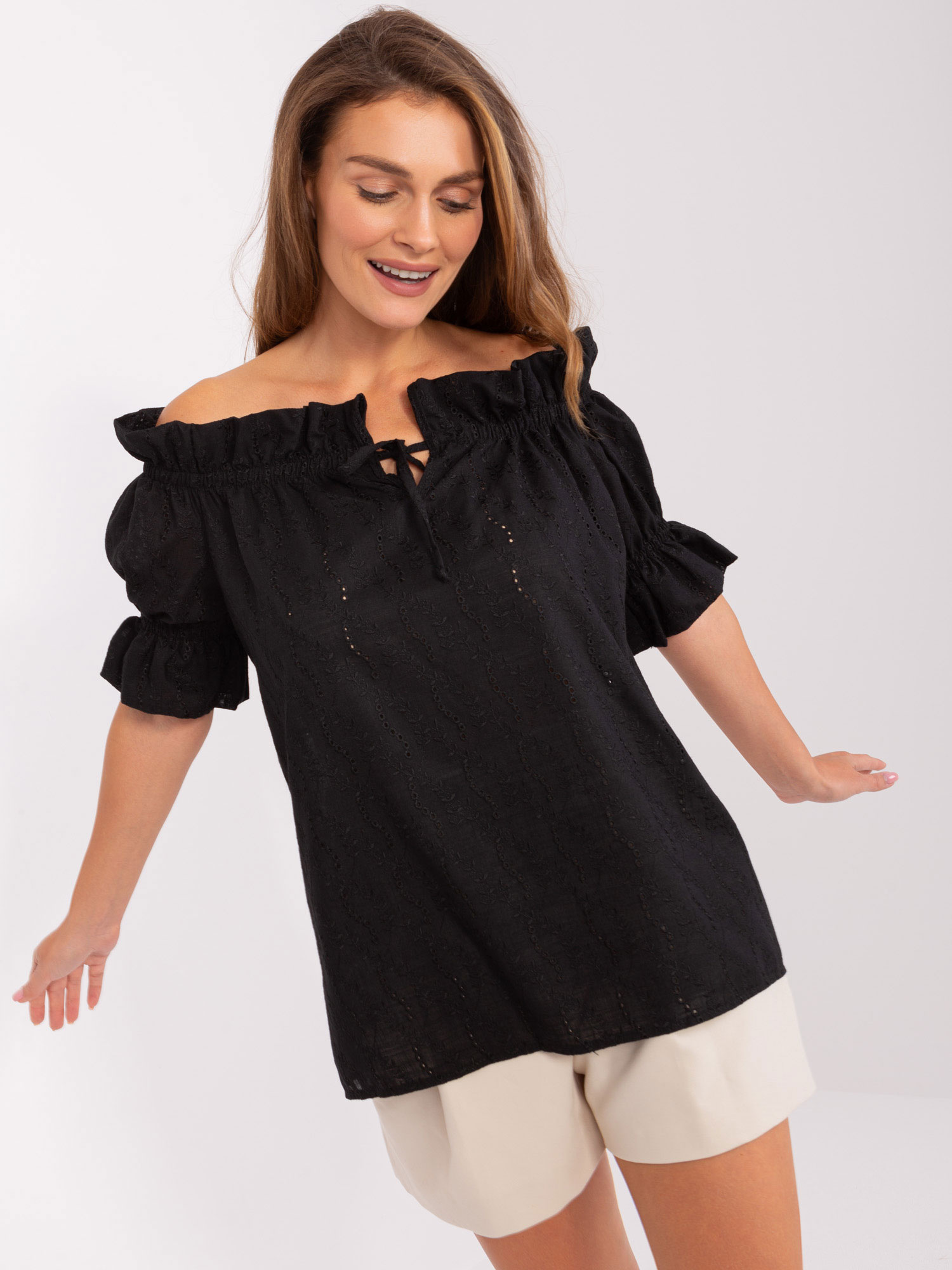 Čierna prelamovaná romantická blúzka LK-BZ-509355.68P-black Veľkosť: S/M