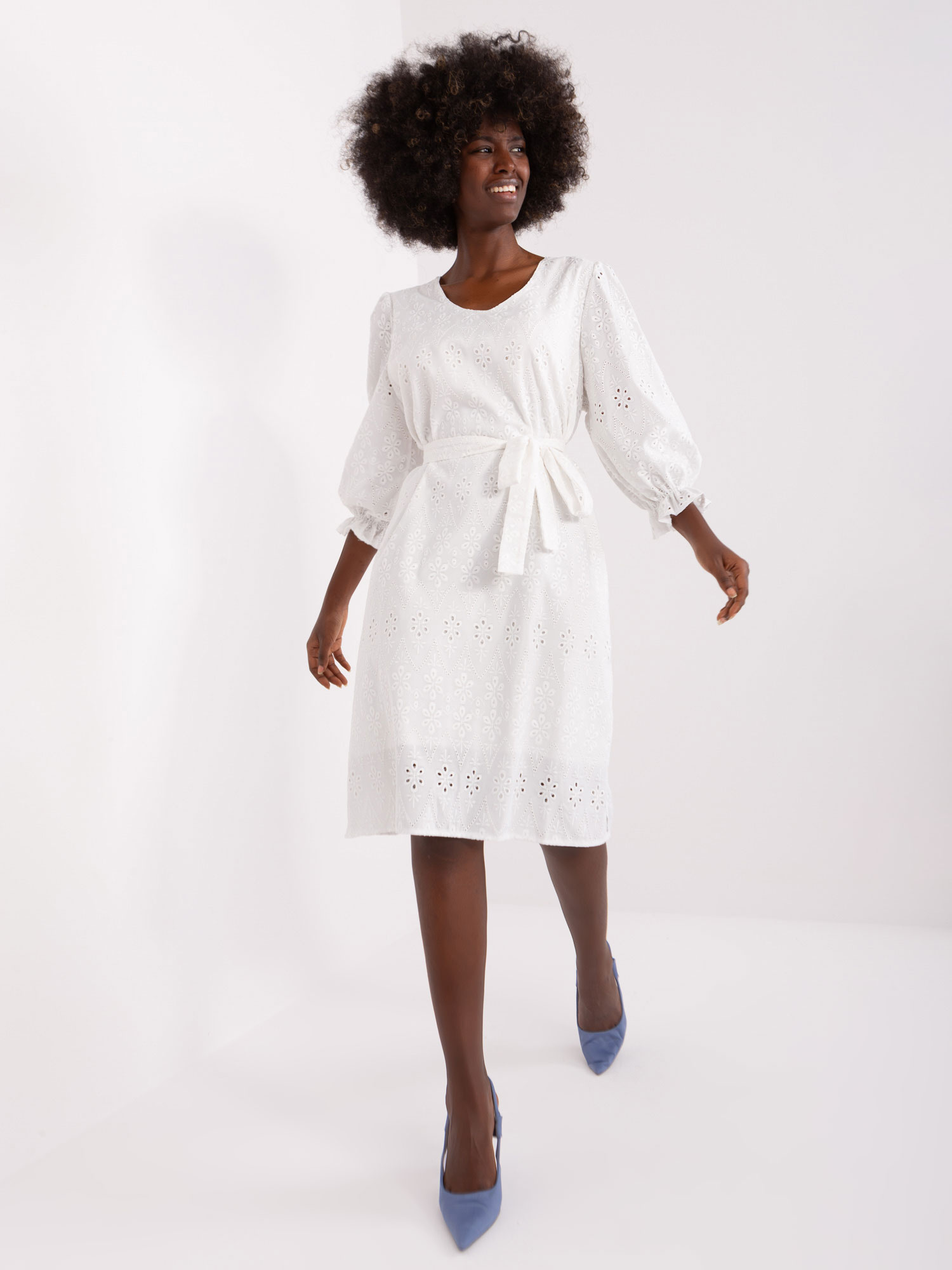 Smotanové vzorované šaty s pásikom a balónovými rukávmi -LK-SK-509382.73P-ecru Veľkosť: S/M