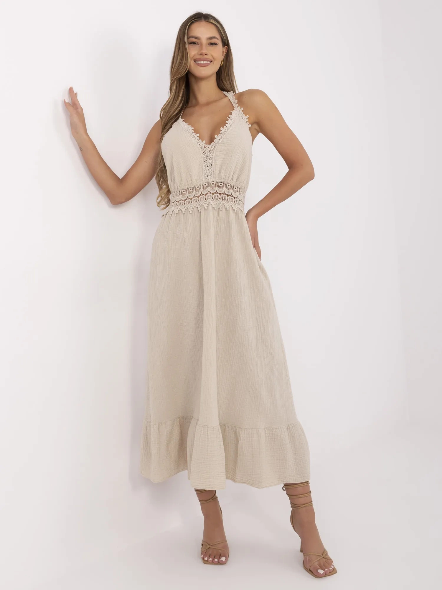 Béžové dámske mušelínové šaty s odhaleným chrbtom MI-SK-88573.83-beige Veľkosť: ONE SIZE