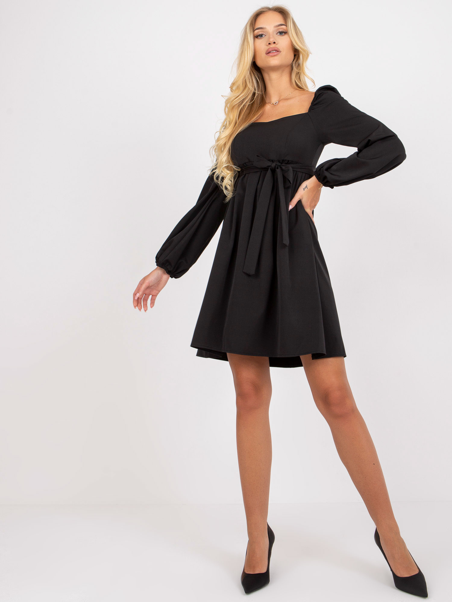 Čierne elegantné šaty s viazaním -LK-SK-508834.37X-black Veľkosť: 42