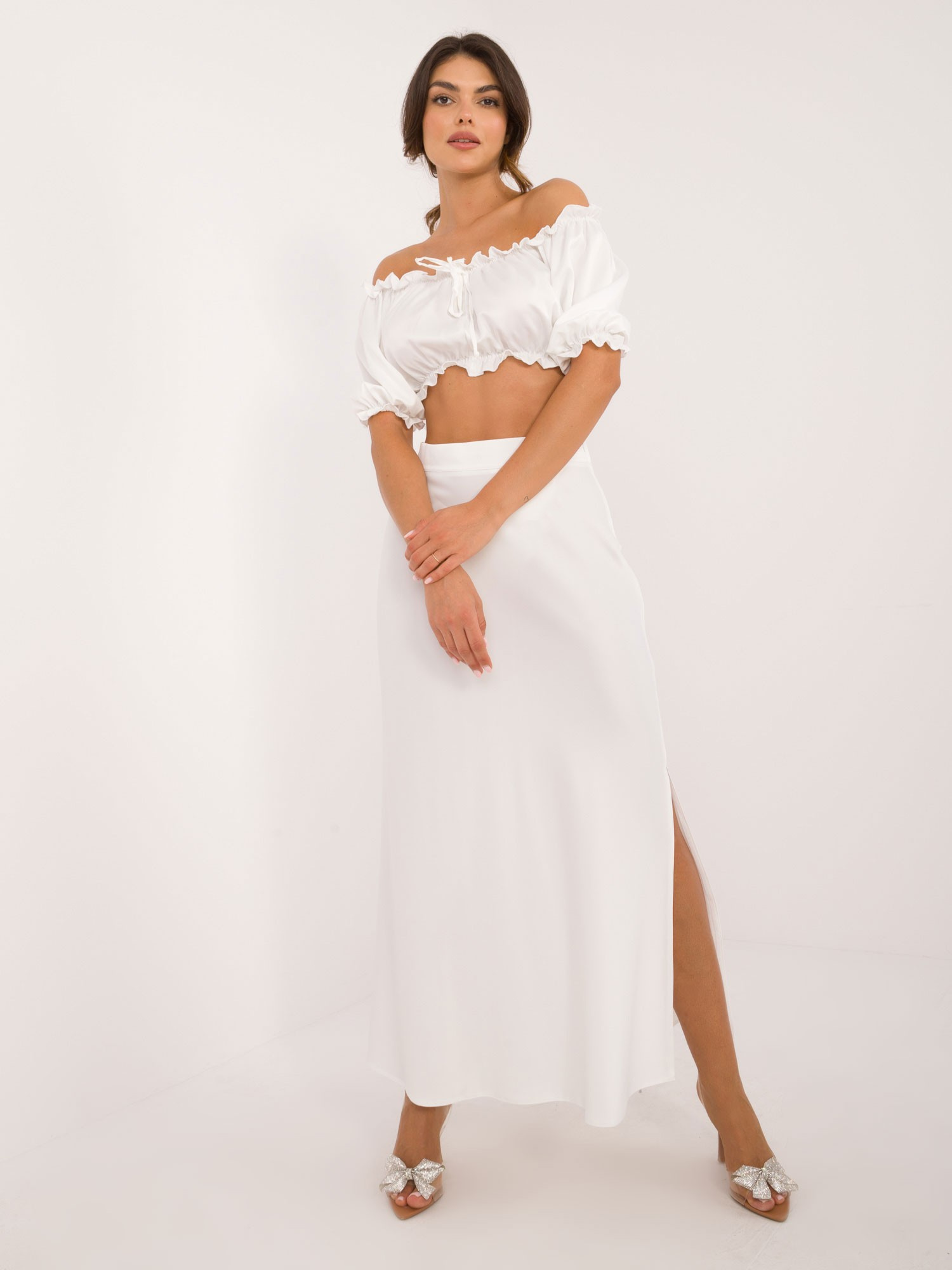 Bílá dámská elegantní souprava se sukní s rozparkem LK-KMPL-509746.02-white Veľkosť: L/XL