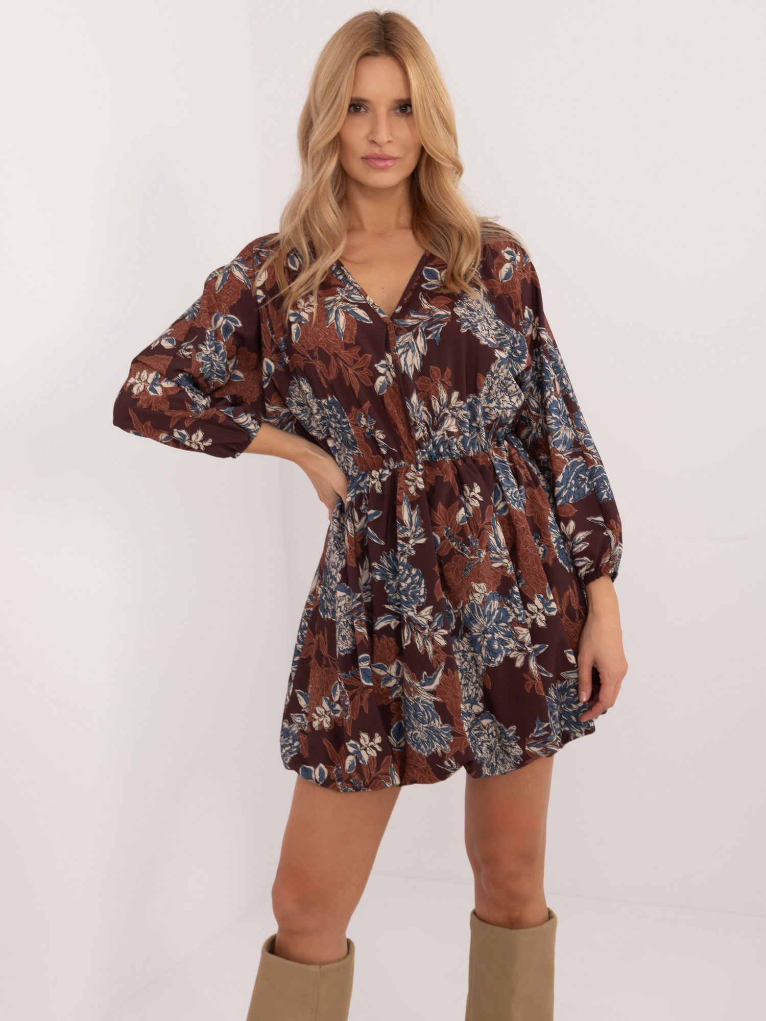 Hnědé dámské vzorované mini šaty s výstřihem do V DHJ-SK-19861-6.42-brown Veľkosť: ONE SIZE