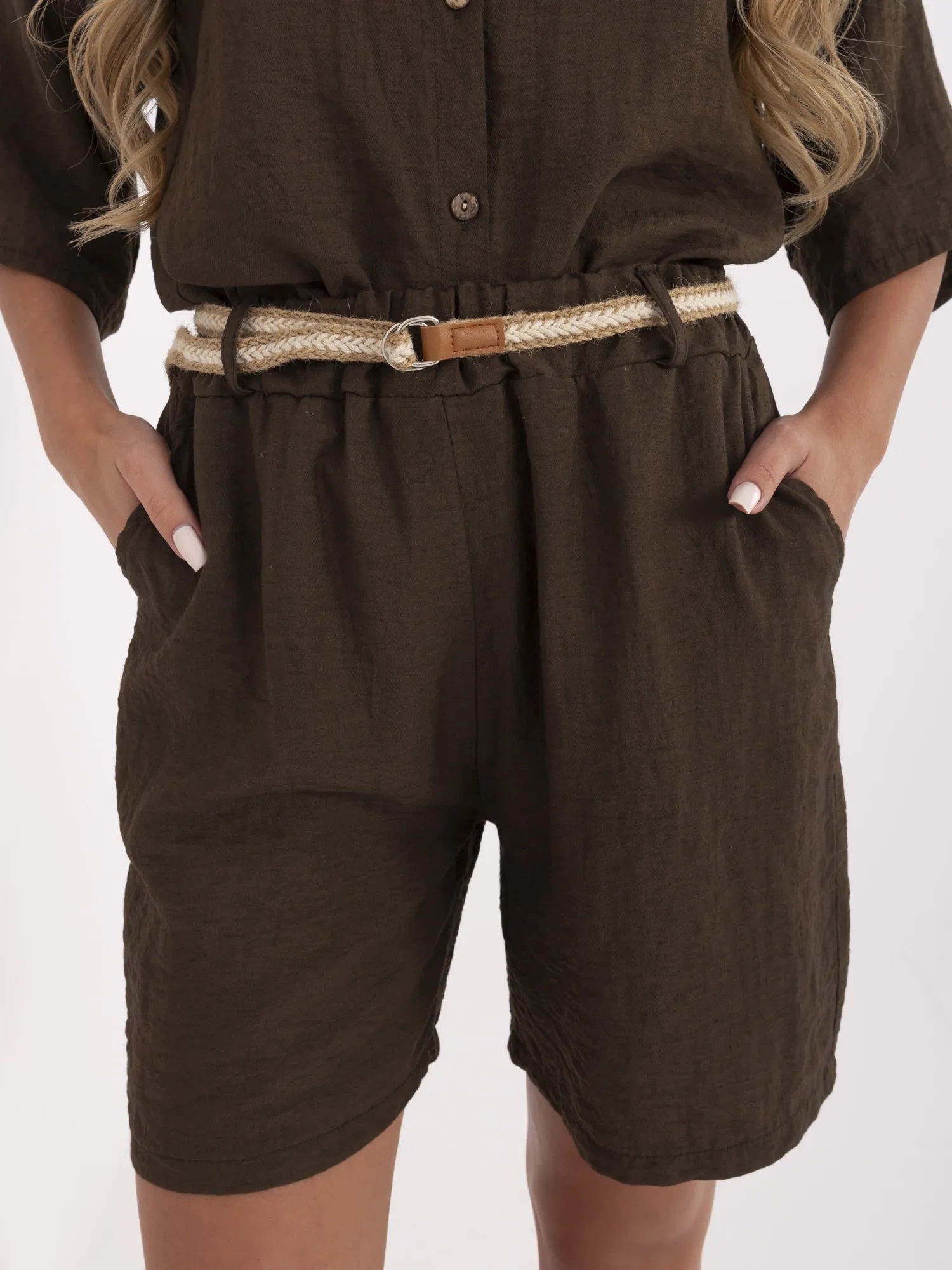 Tmavě hnědé dámské letní viskózové kraťasy s pleteným páskem MI-SN-6620.72P-dark brown Veľkosť: ONE SIZE