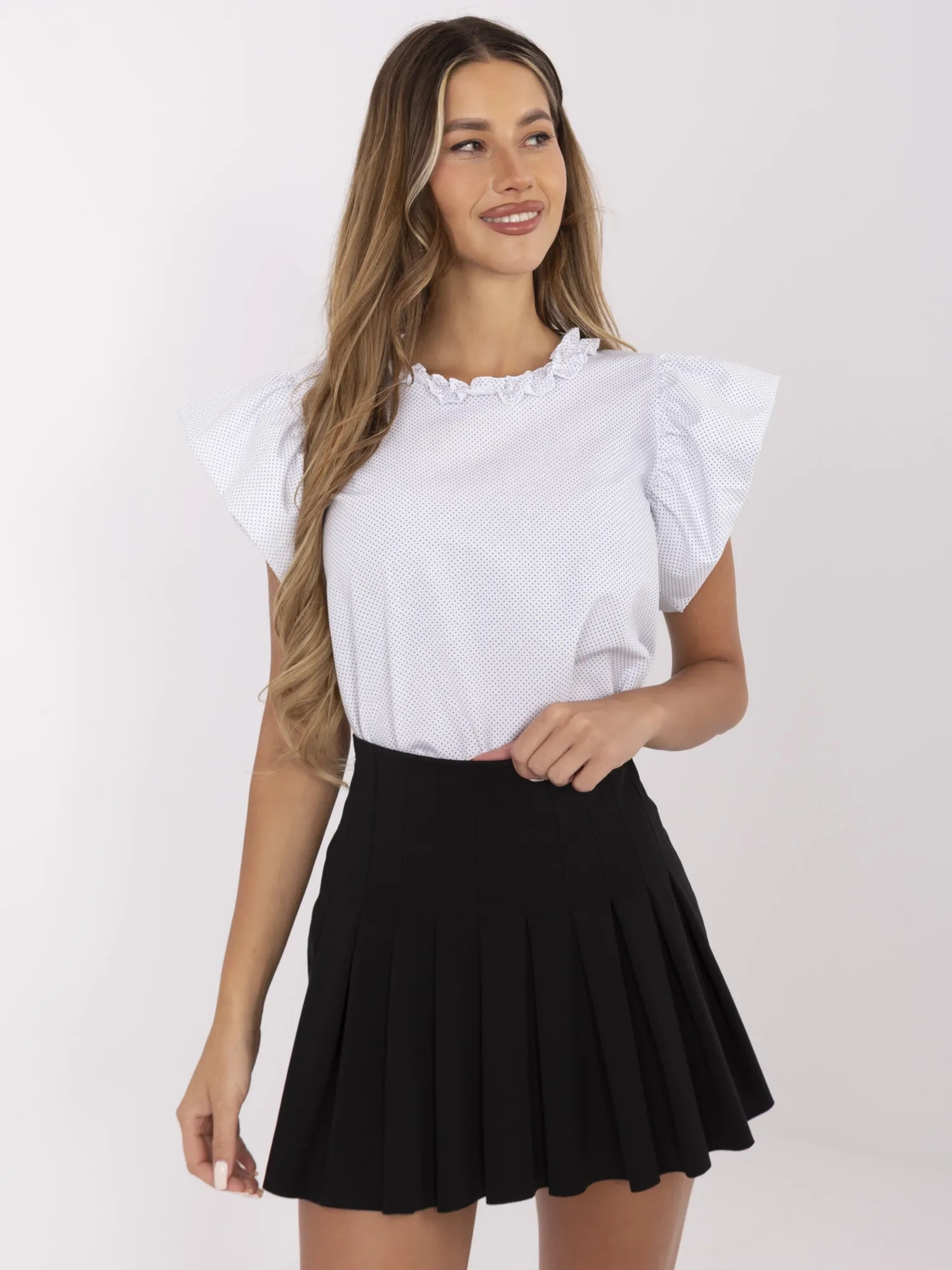Bielo-čierna dámska vzorovaná blúzka s volánmi LK-BZ-506781-2.80-white-black Veľkosť: 38