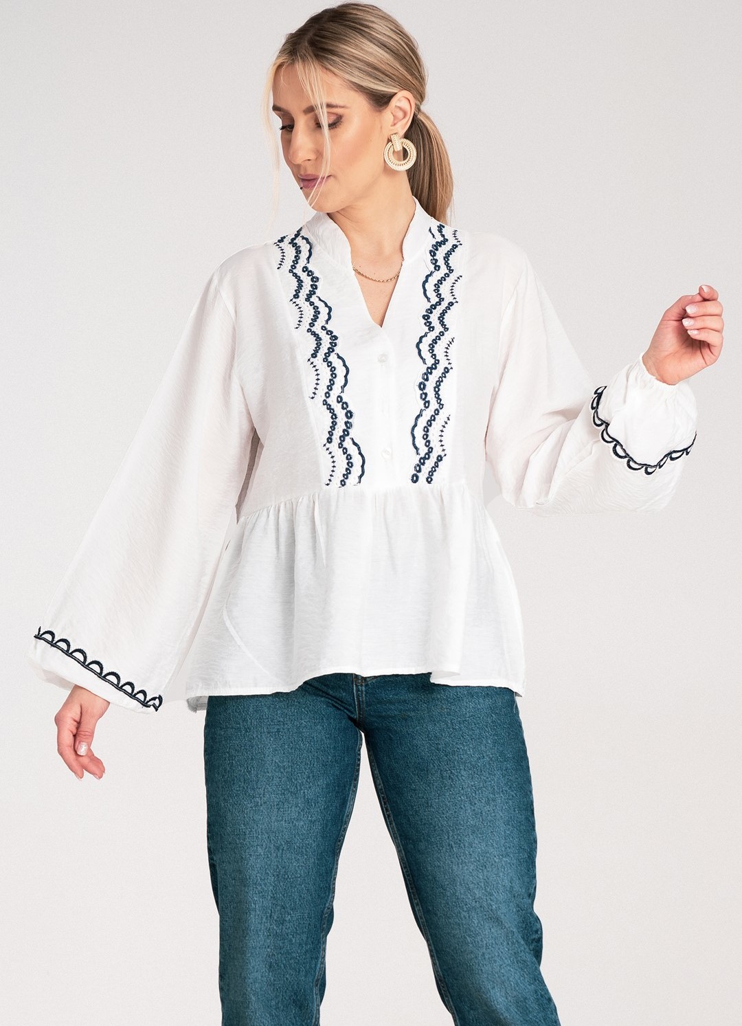 Biela dámska viskózová blúzka s dlhými voľnými rukávmi M1192 White Veľkosť: S/M