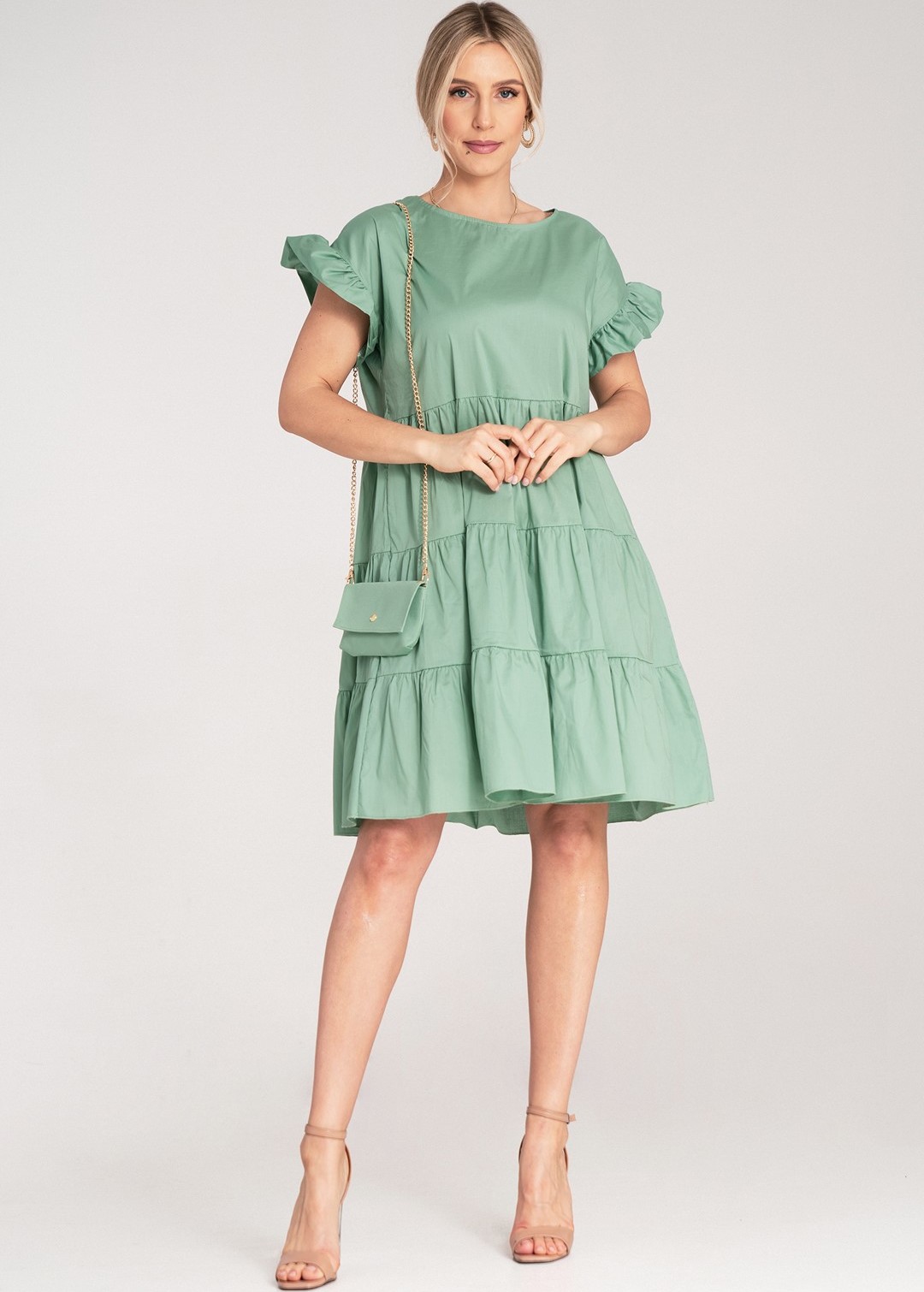 Svetlozelené bavlnené mini šaty s volánmi na rukávoch a kabelkou na zlatej retiazke M1182 Green Veľkosť: S/M