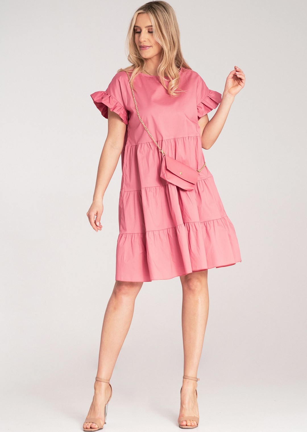 Ružové bavlnené mini šaty s volánmi na rukávoch a kabelkou na zlatej retiazke M1182 Pink Veľkosť: S/M