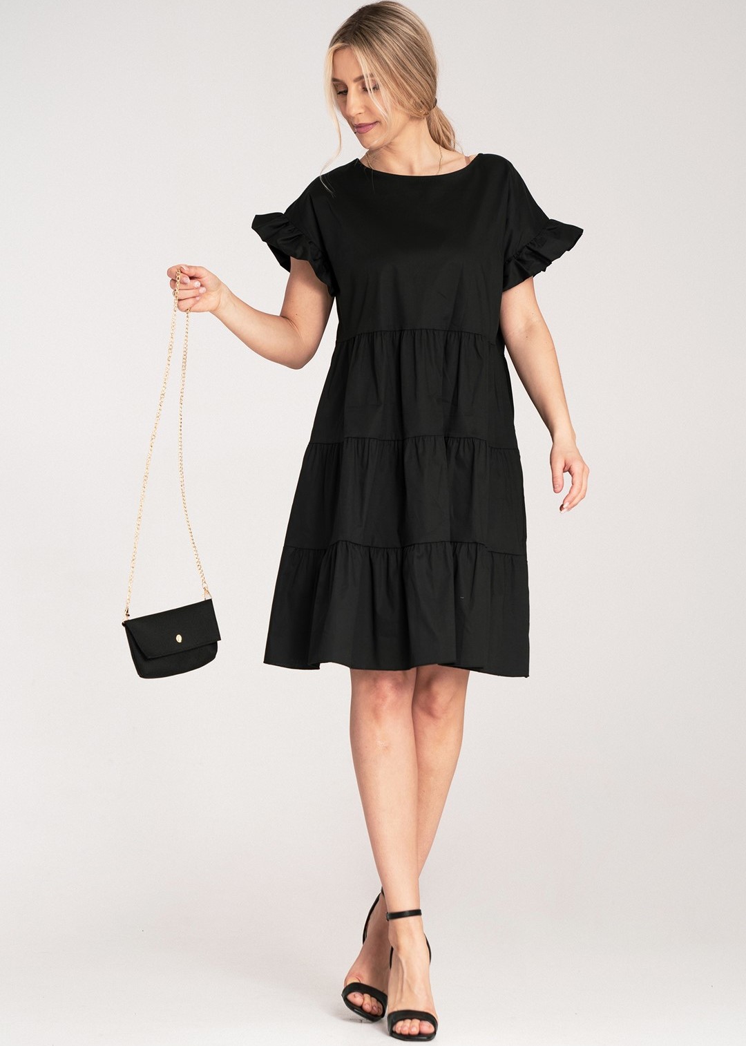 Čierne bavlnené mini šaty s volánmi na rukávoch a kabelkou na zlatej retiazke M1182 Black S/M Veľkosť: S/M