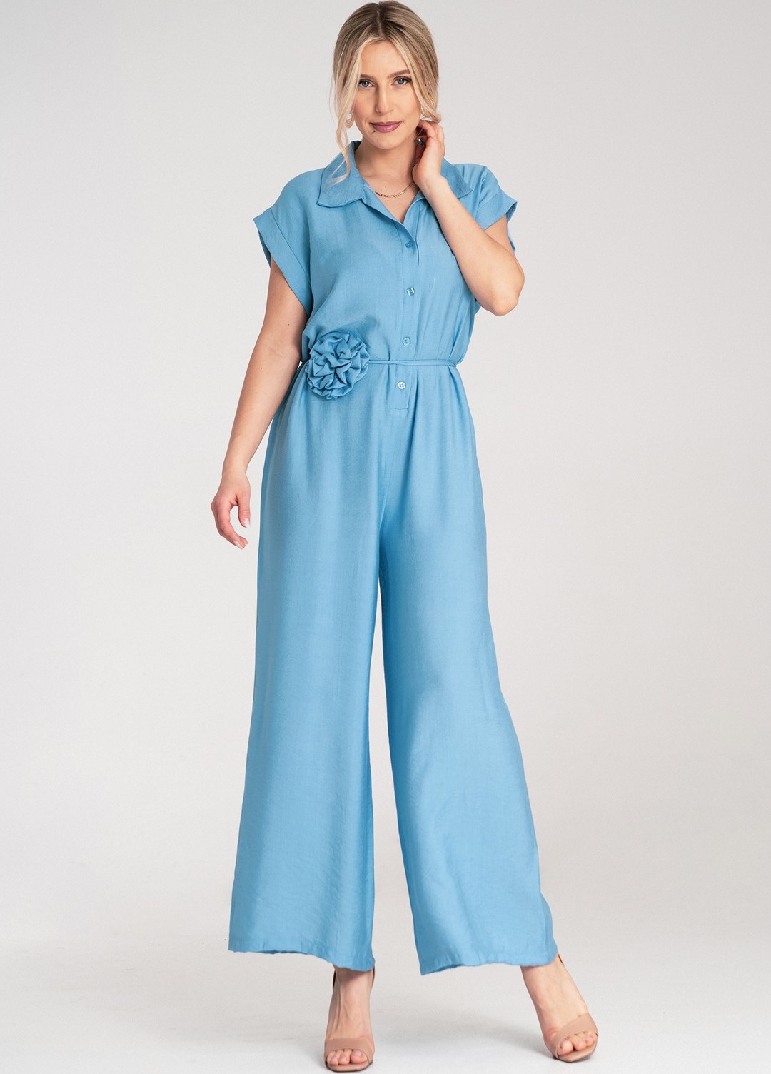 Svetlomodrý dámsky viskózový overal s tenkým pásikom s kvetinou M1177 Blue Veľkosť: ONE SIZE