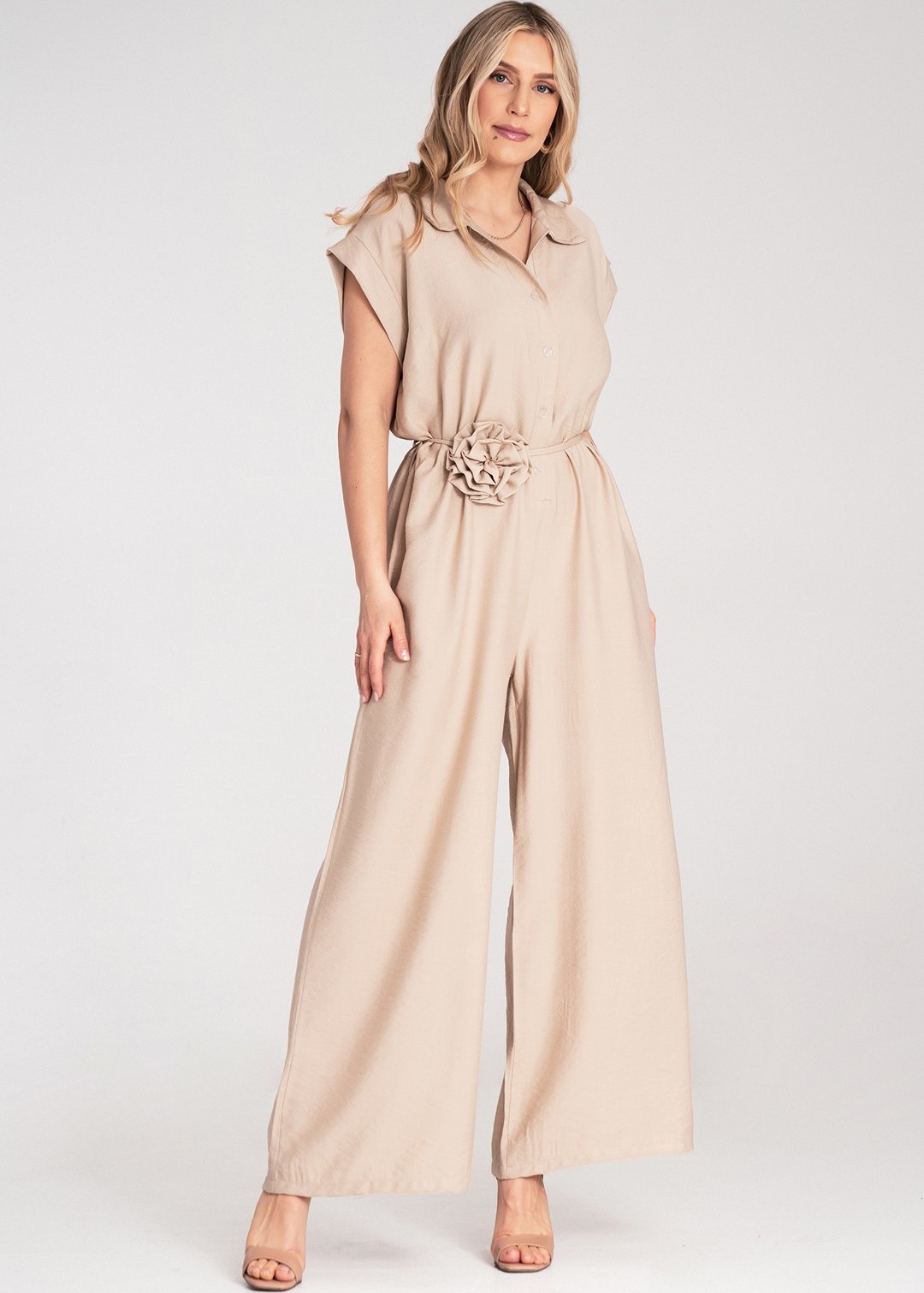 Béžový dámsky viskózový overal s tenkým pásikom s kvetinou M1177 Beige Veľkosť: ONE SIZE