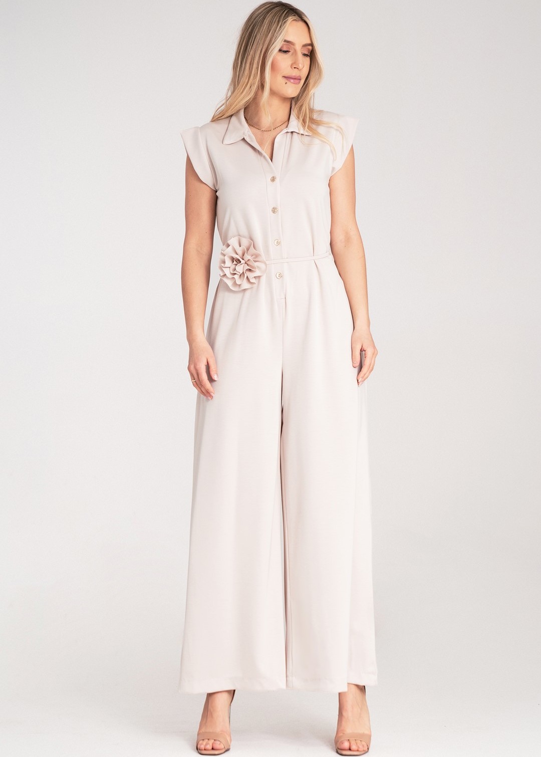 Svetlobéžový dámsky viskózový overal s pásikom s ozdobným kvetom M1190 Beige Veľkosť: S/M