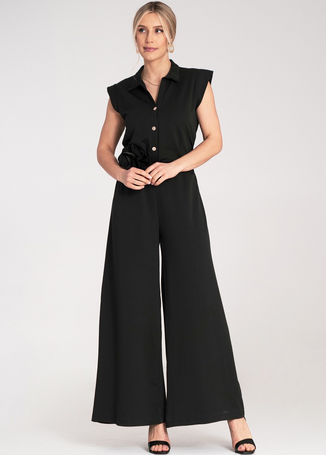 Čierny dámsky viskózový overal s pásikom s ozdobným kvetom M1190 Black Veľkosť: S/M