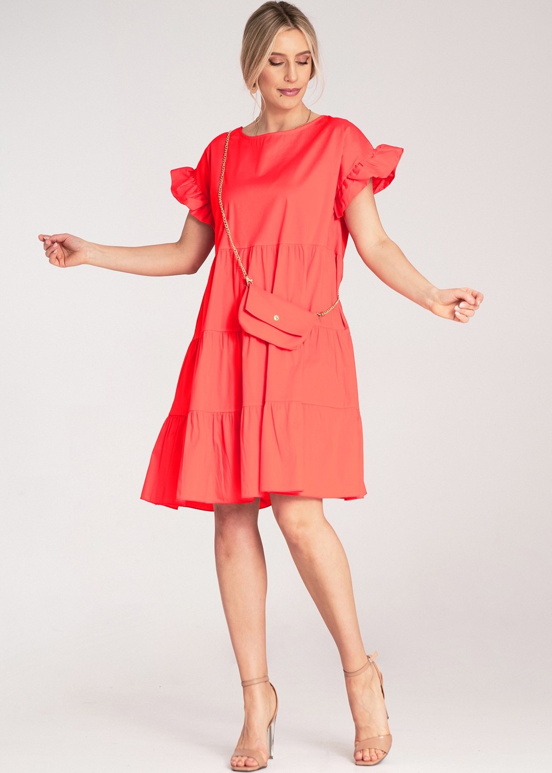 Červené bavlnené mini šaty s volánmi na rukávoch a kabelkou na zlatom retiazke M1182 Red Veľkosť: S/M