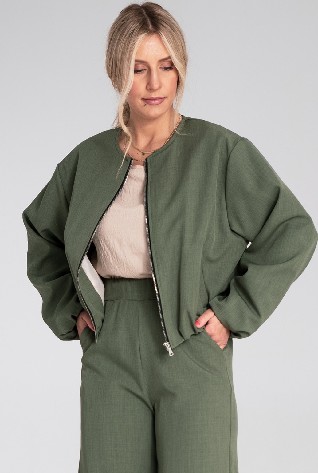 Olivovo zelená ľahká dámska krátka bombera M1198 Green Veľkosť: S/M