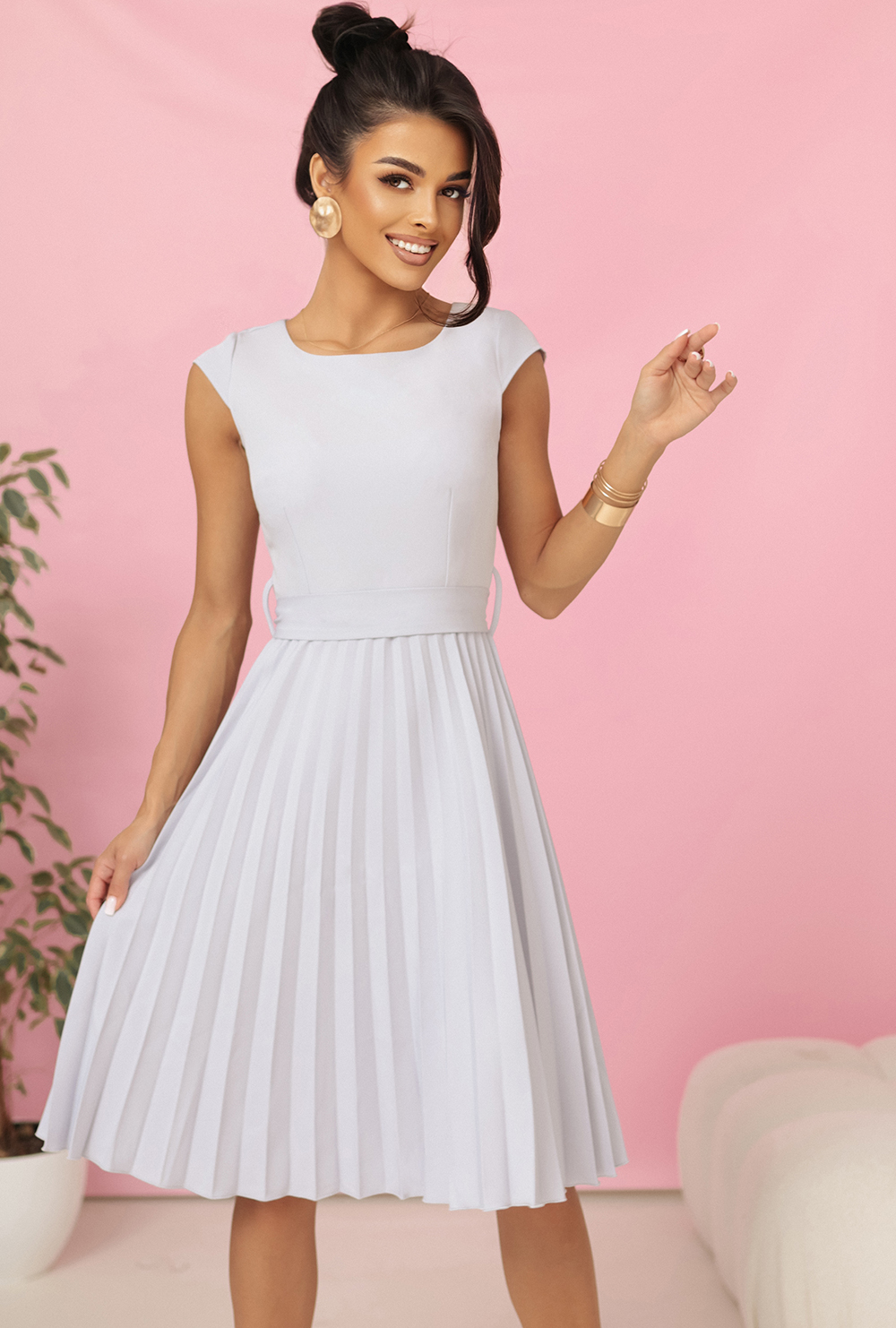 Svetlosivé šaty s plisovanou sukňou CELESTE 311-20 Veľkosť: 2XL