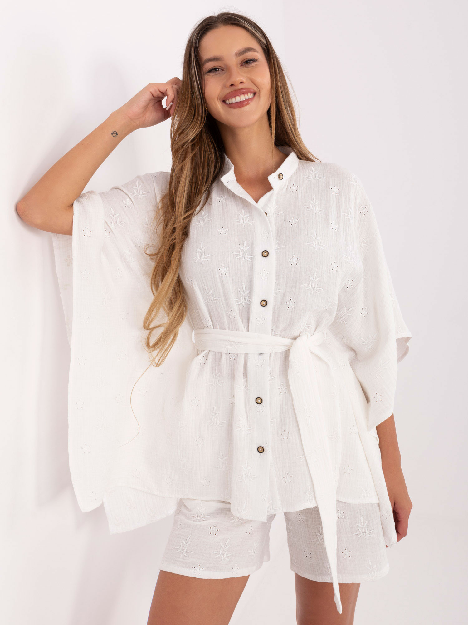 Biely letný komplet s kimonovou košeľou a kraťasmi -LK-KMPL-510072.68-white Veľkosť: L/XL