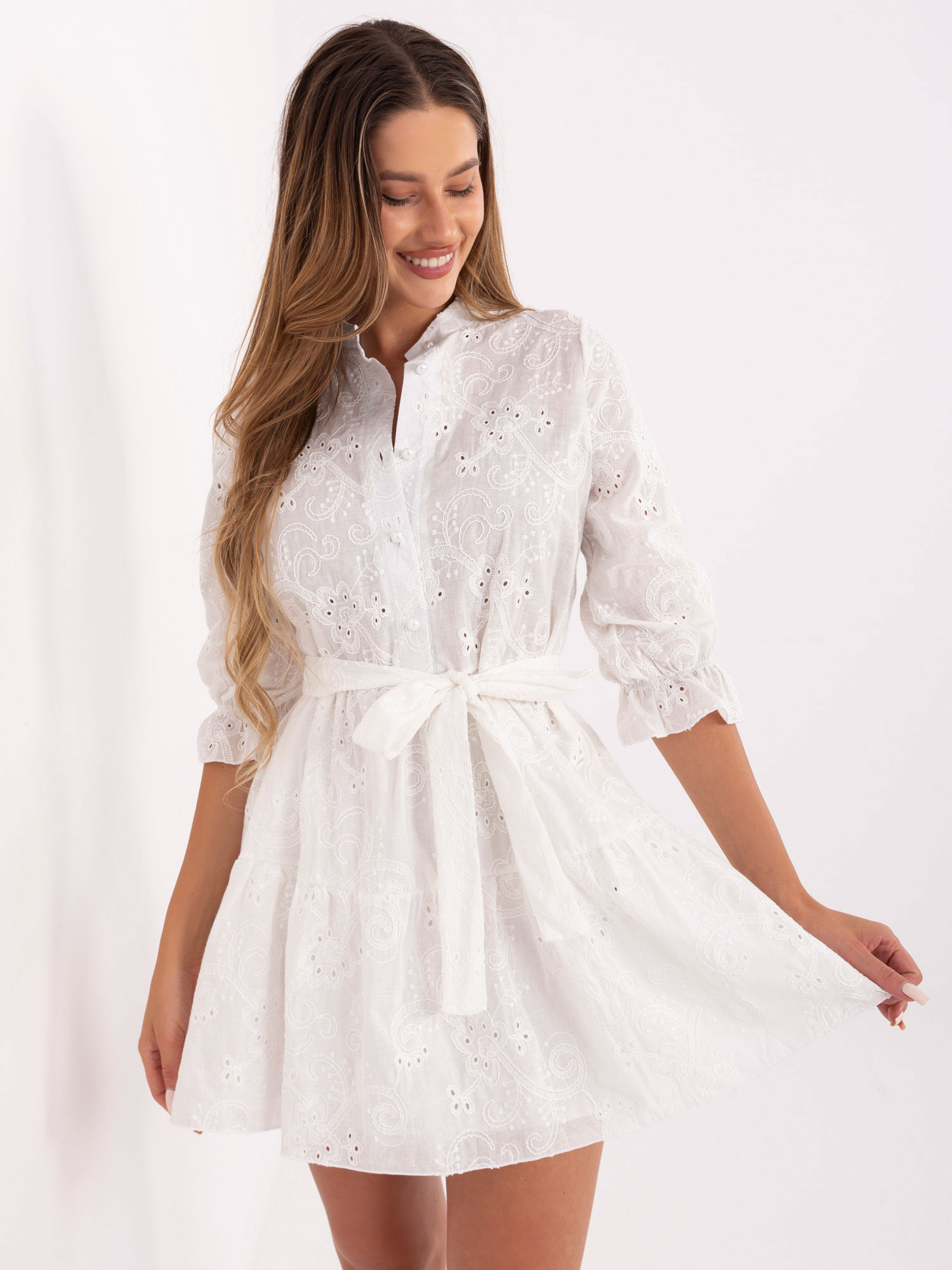 Biele dámske mini šaty s pásikom a vyšívanými vzormi LK-SK-510085-1.65-white Veľkosť: L/XL