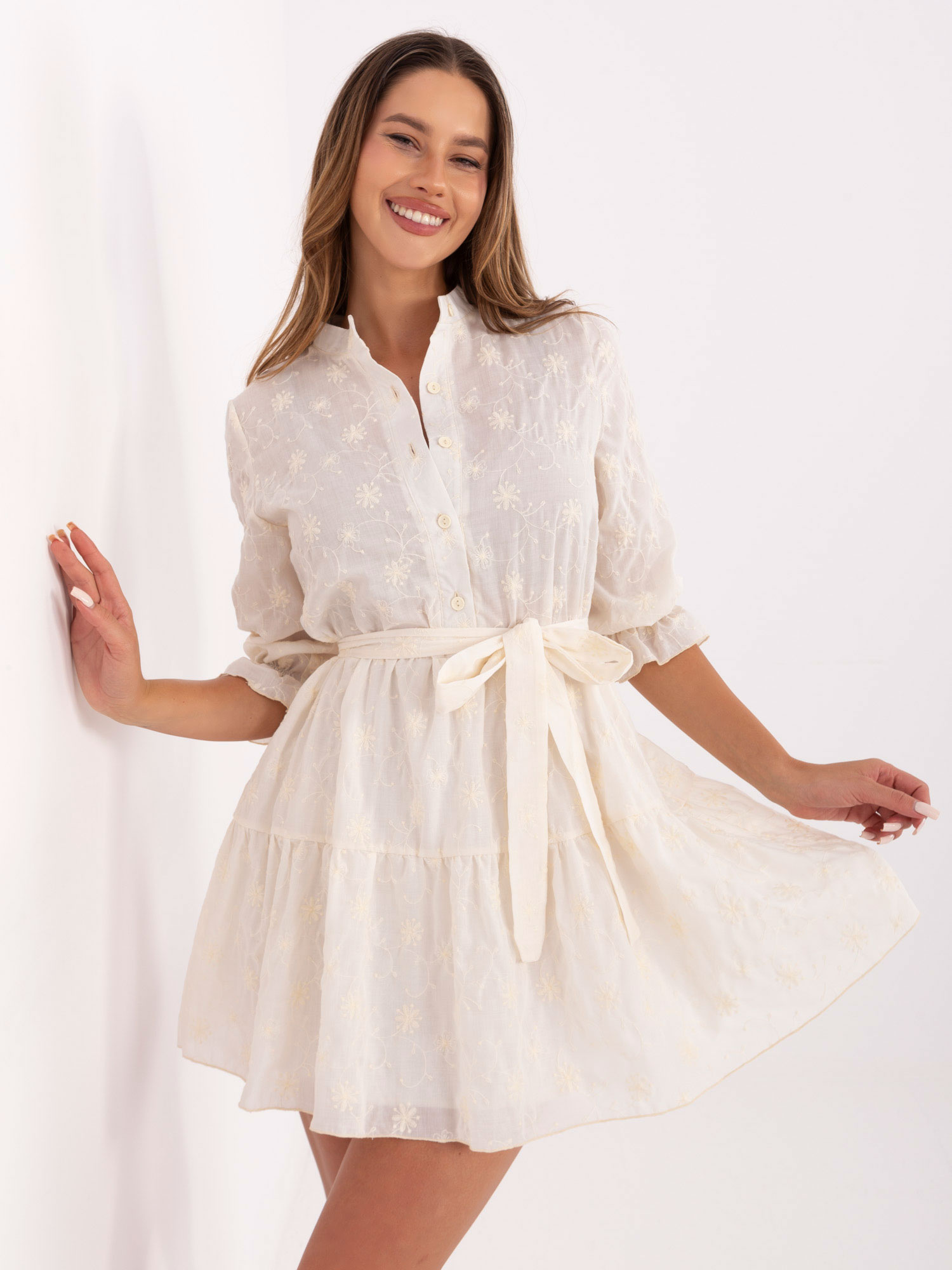 Svetlobéžové dámske mini šaty s pásikom a vyšívanými vzormi LK-SK-510085.06-light beige Veľkosť: S/M