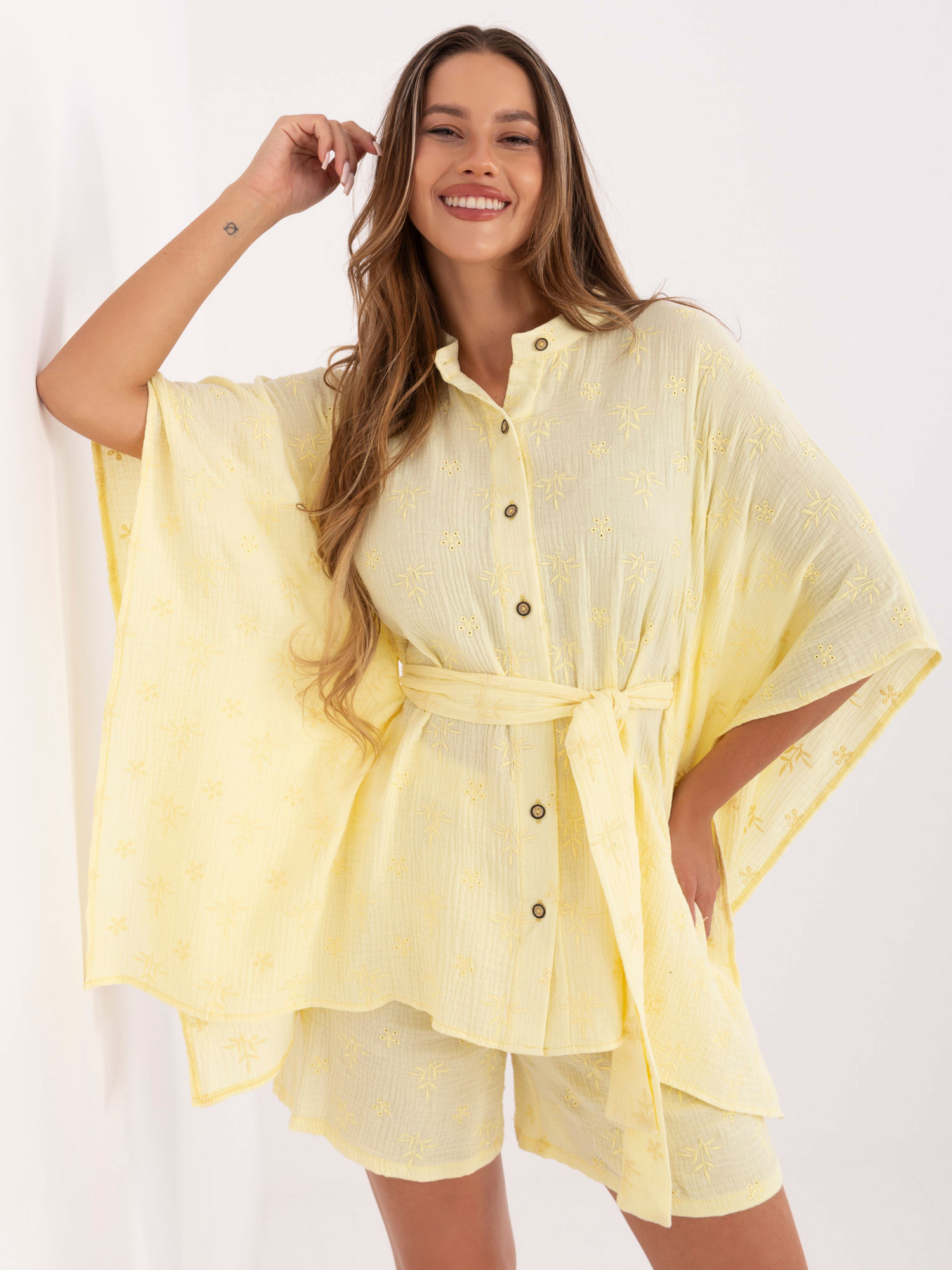 Svetložltý letný dámsky komplet s kimonovou košeľou a kraťasmi LK-KMPL-510072.68-light yellow Veľkosť: S/M