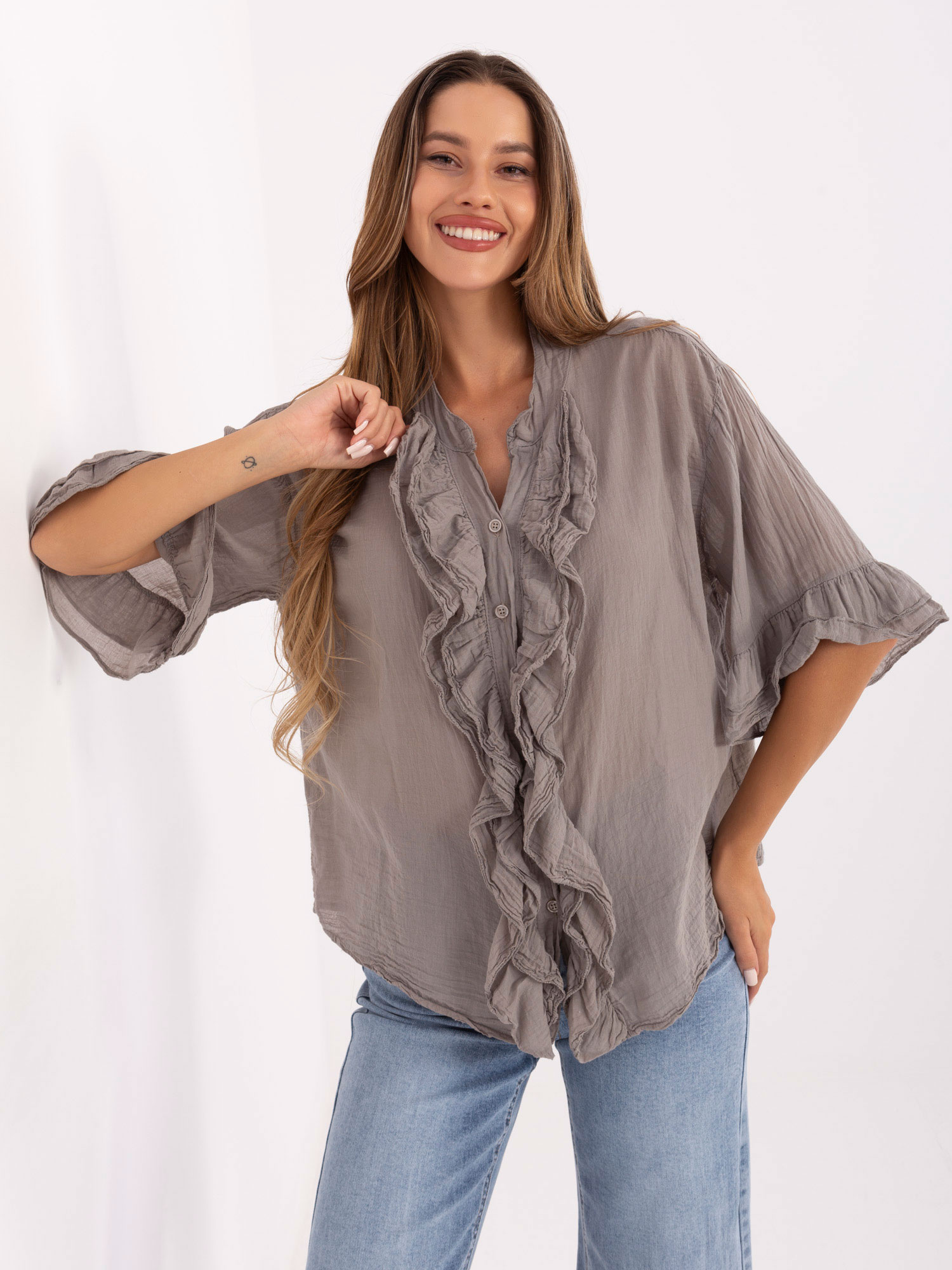 Tmavobéžová dámska bavlnená košeľa s volánmi a 3/4 rukávmi MI-KS-92224.95-dark beige Veľkosť: ONE SIZE