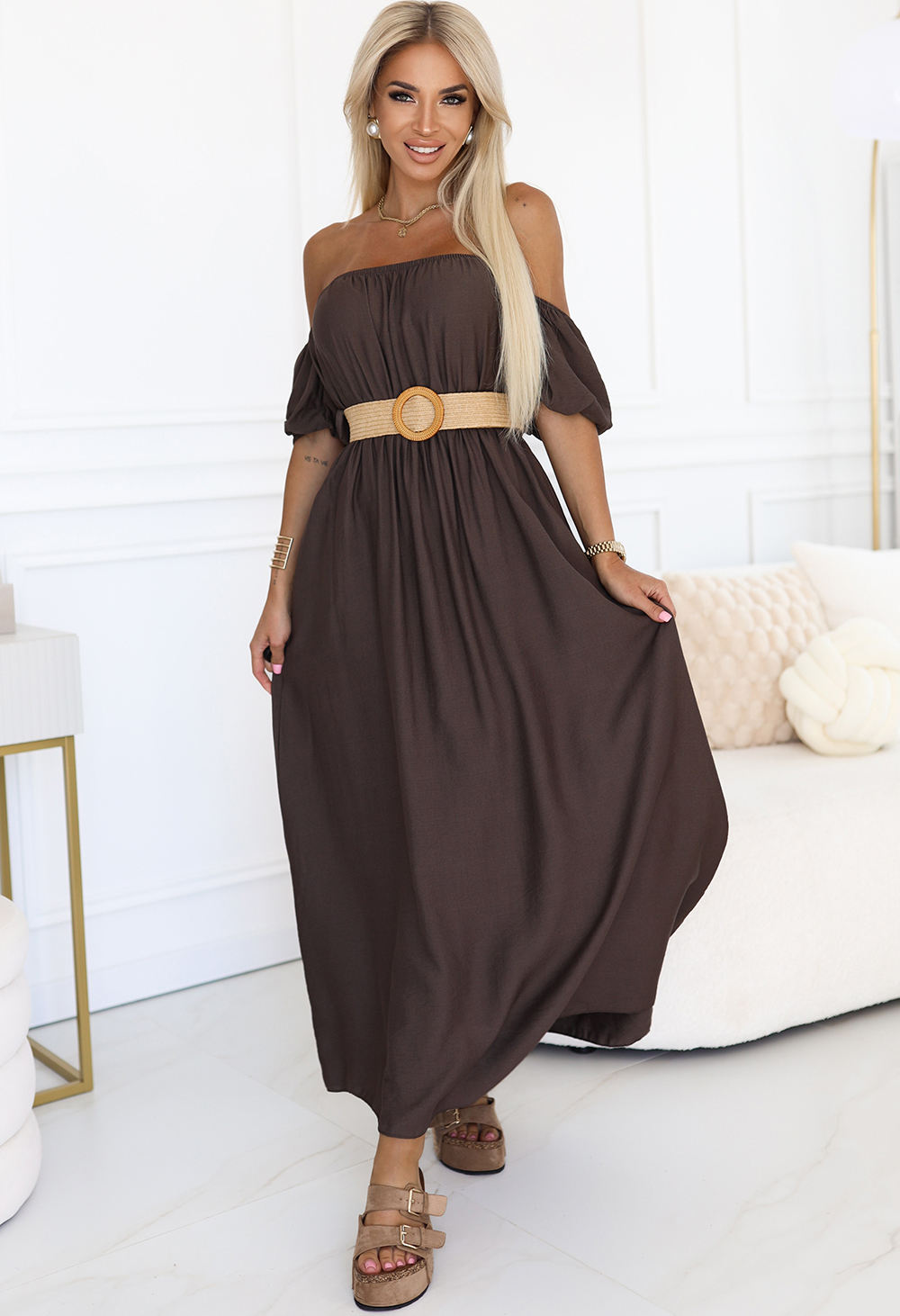 Čokoládovo hnedé boho maxi šaty s odhalenými ramenami a pleteným pásikom 614-1 Veľkosť: ONE SIZE