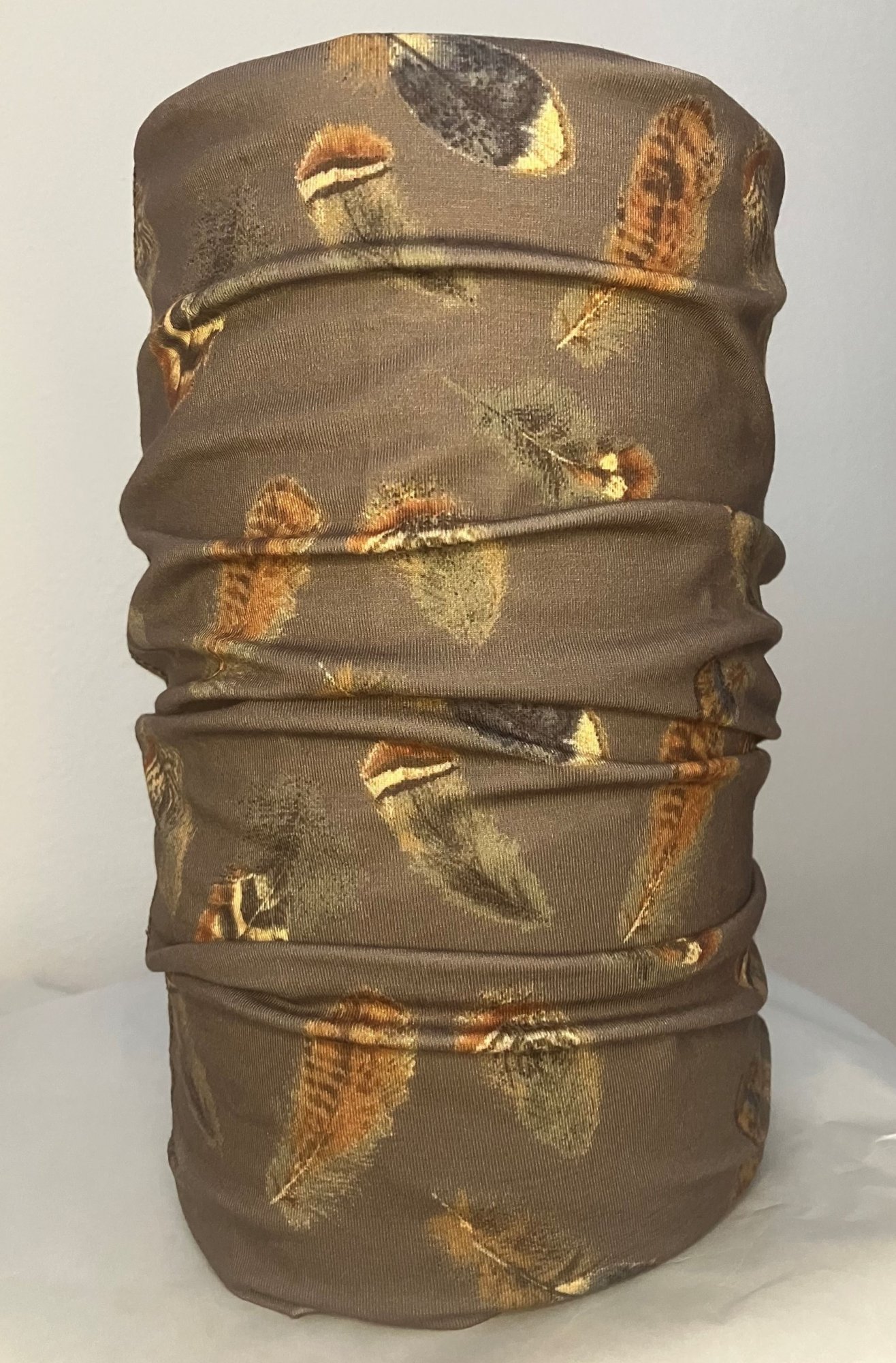 Hnedý multifunkčný šál s motívom pierok Veľkosť: ONE SIZE