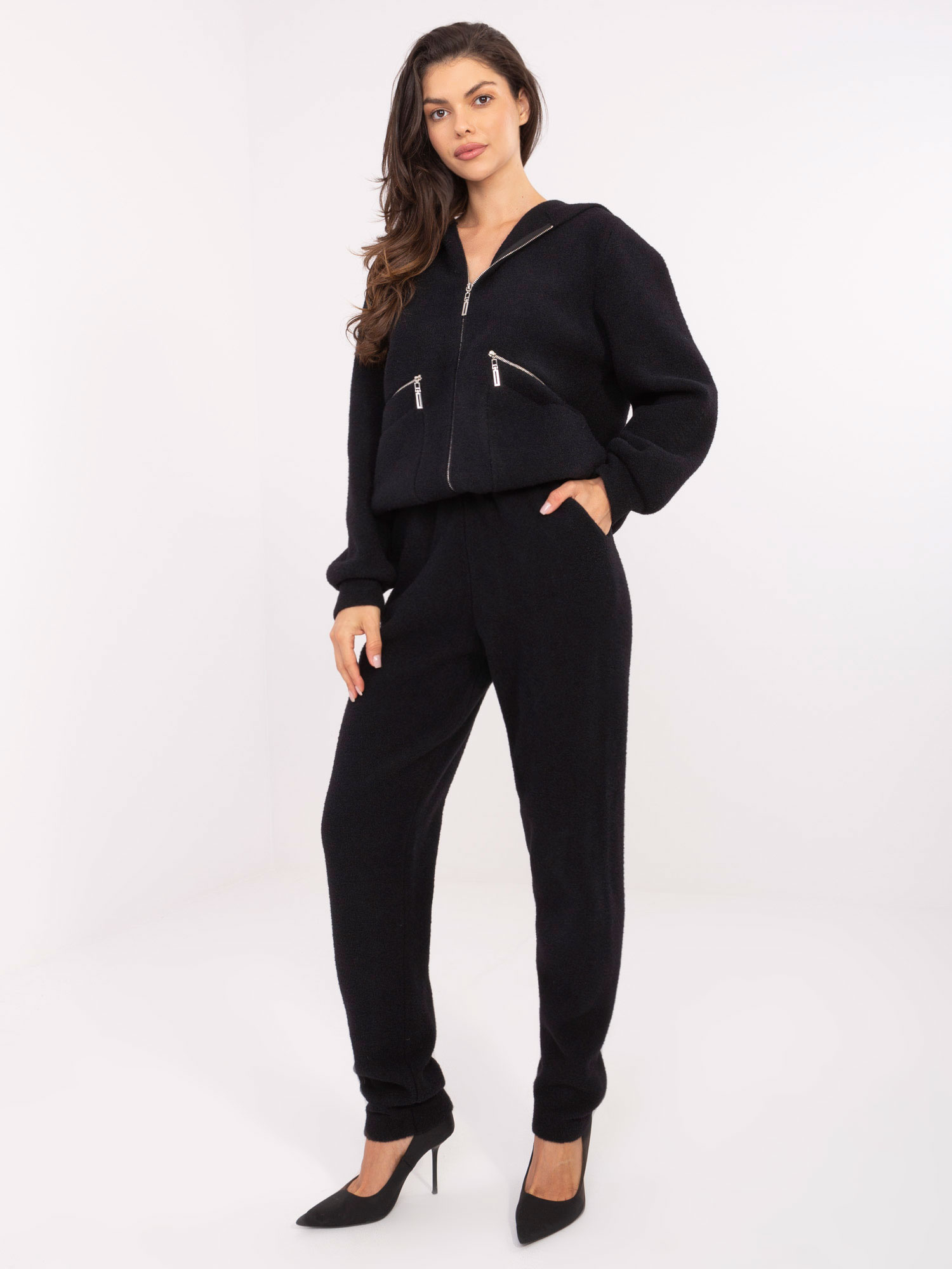 Čierna dámska pletená súprava mikiny a nohavíc s ozdobnými zipsami MBM-KMPL-30817.17-black Veľkosť: ONE SIZE