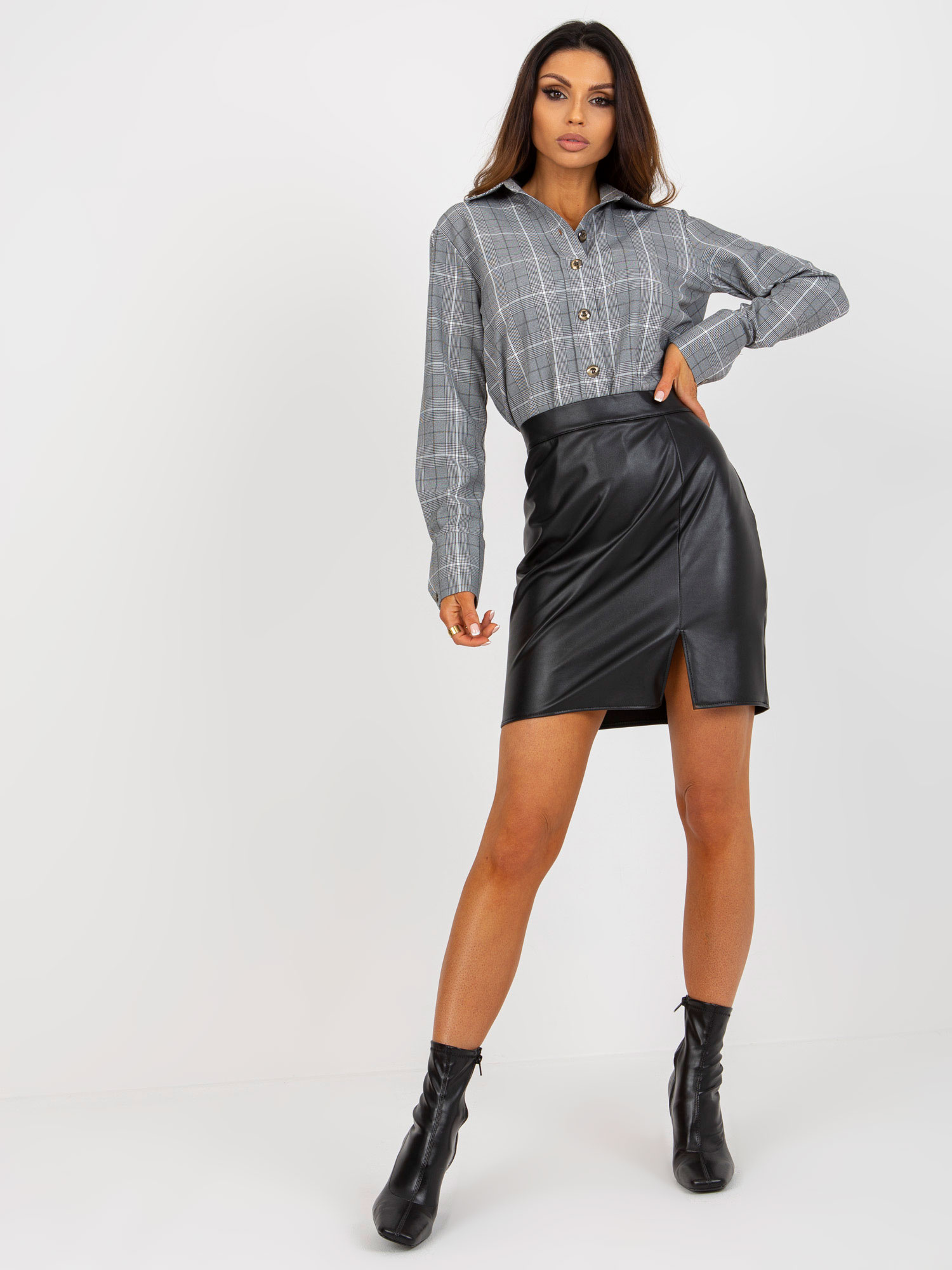 Čierna lesklá koženková mini sukňa -LK-SD-509187.92P-black Veľkosť: L/XL