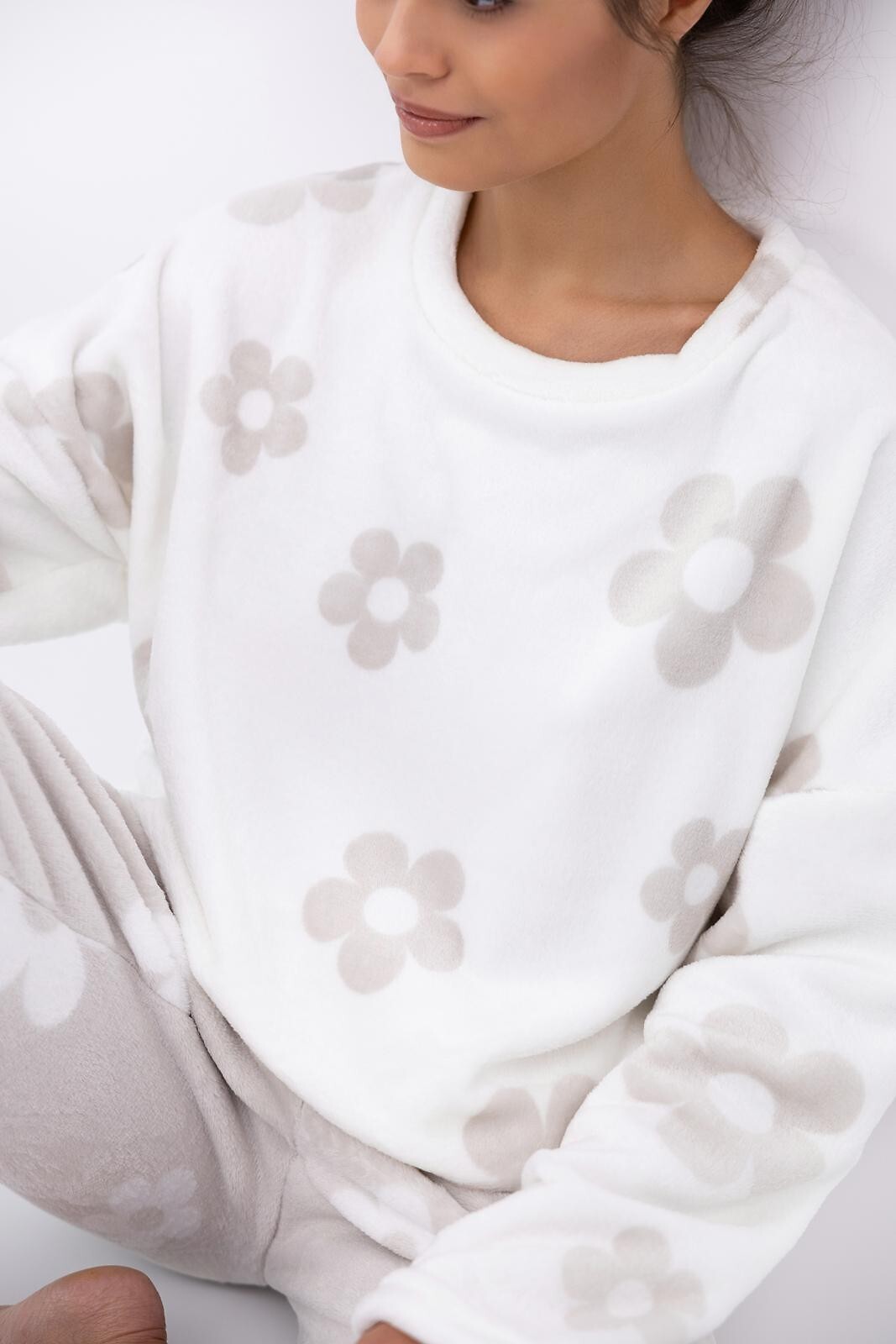 Sensis Krémové dámske hebké pyžamo Melody s kvetinami Homewear dł/r S-XL Veľkosť: M, Barva: smotanová