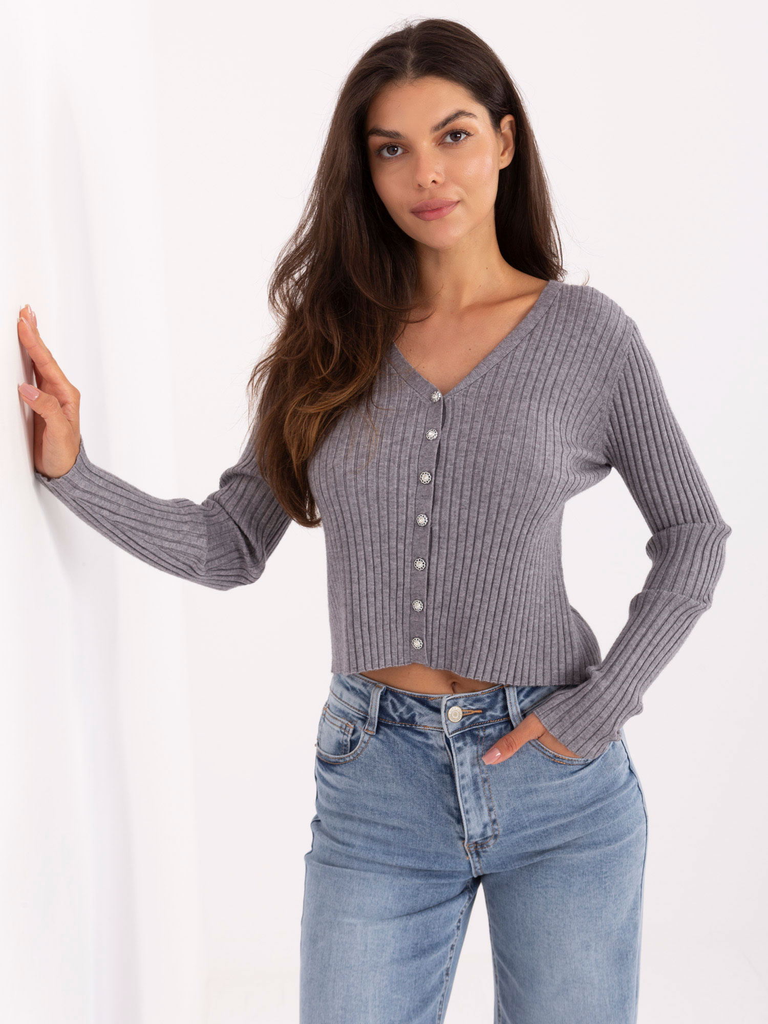 Sivý dámsky rebrovaný sveter s ozdobnými gombíkmi PM-SW-R1639.27-grey Veľkosť: S/M