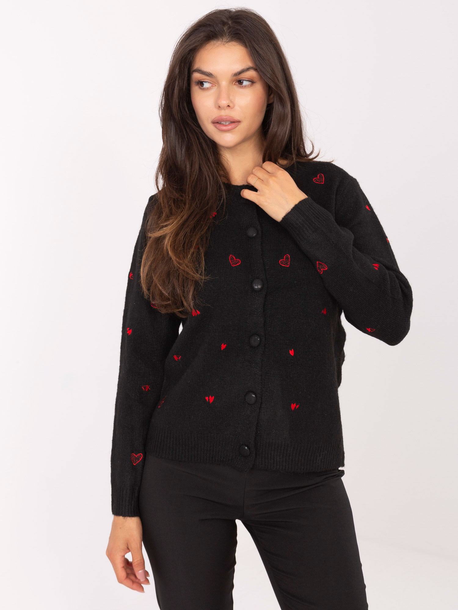 Čierny dámsky sveter so srdiečkami PM-SW-F510.29-black Veľkosť: ONE SIZE