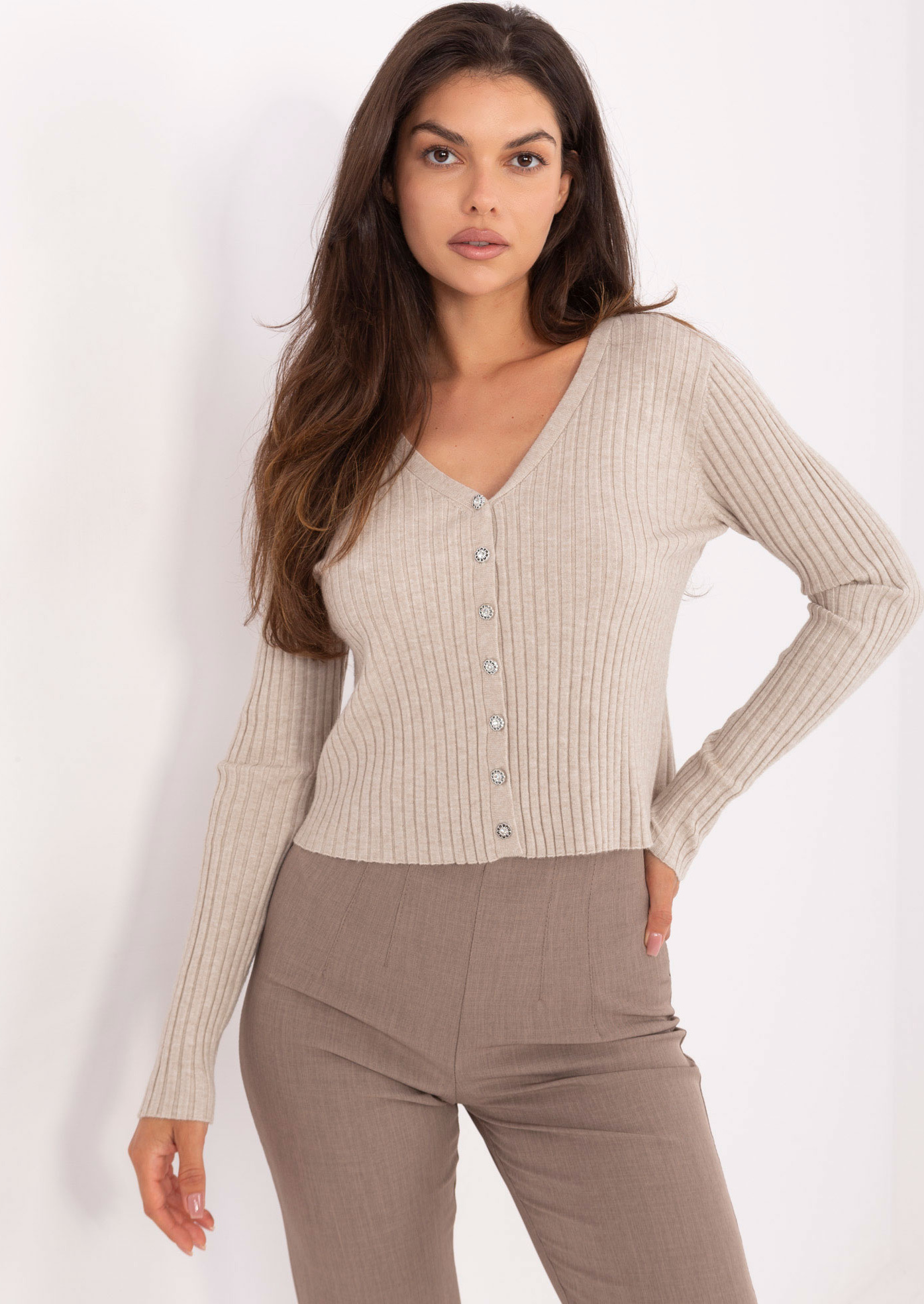 Béžový dámsky rebrovaný sveter s ozdobnými gombíkmi PM-SW-R1639.27-beige Veľkosť: S/M