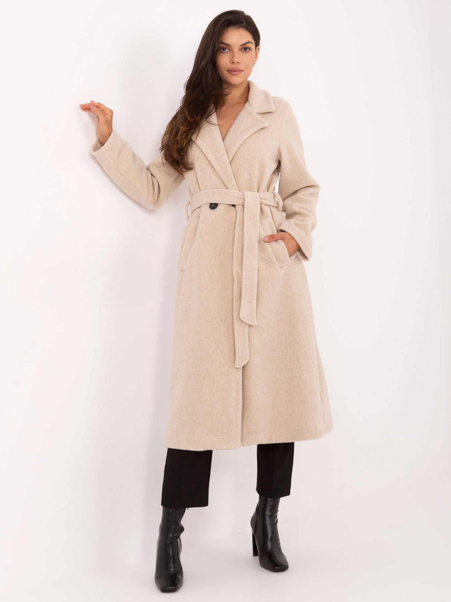 Svetlobéžový dámsky dlhý kabát s pásikom IT-PL-96765.17P-light beige Veľkosť: ONE SIZE