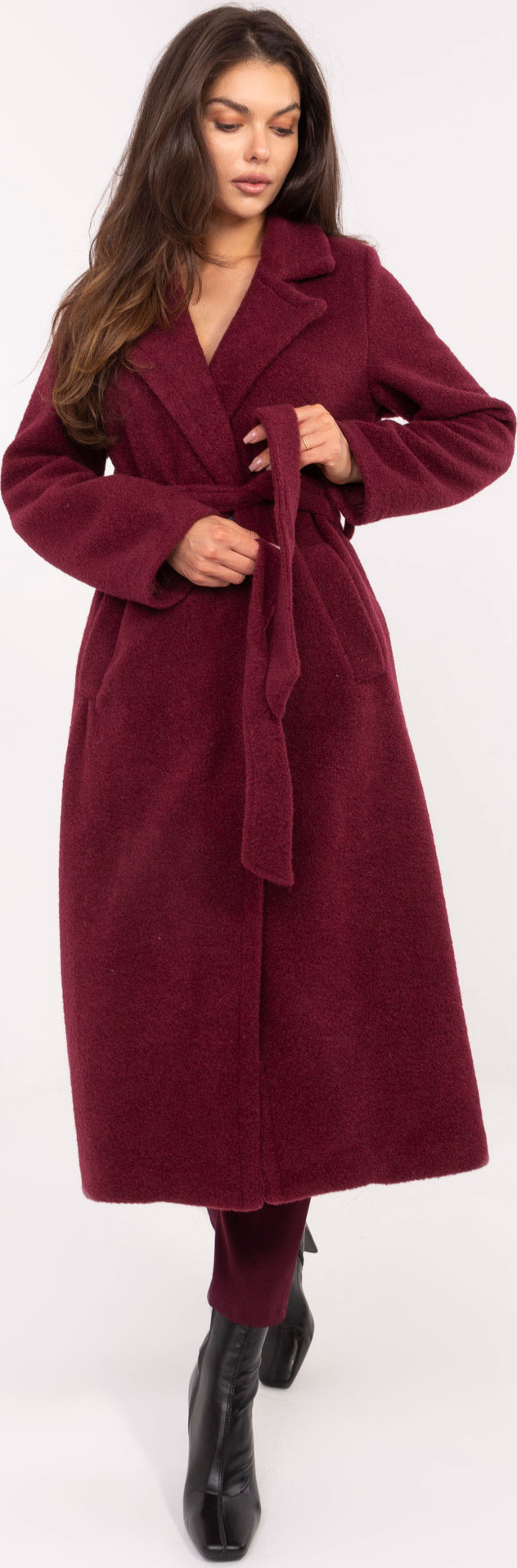 Vínový dámsky dlhý kabát s pásikom IT-PL-96765.17P-bordo Veľkosť: ONE SIZE