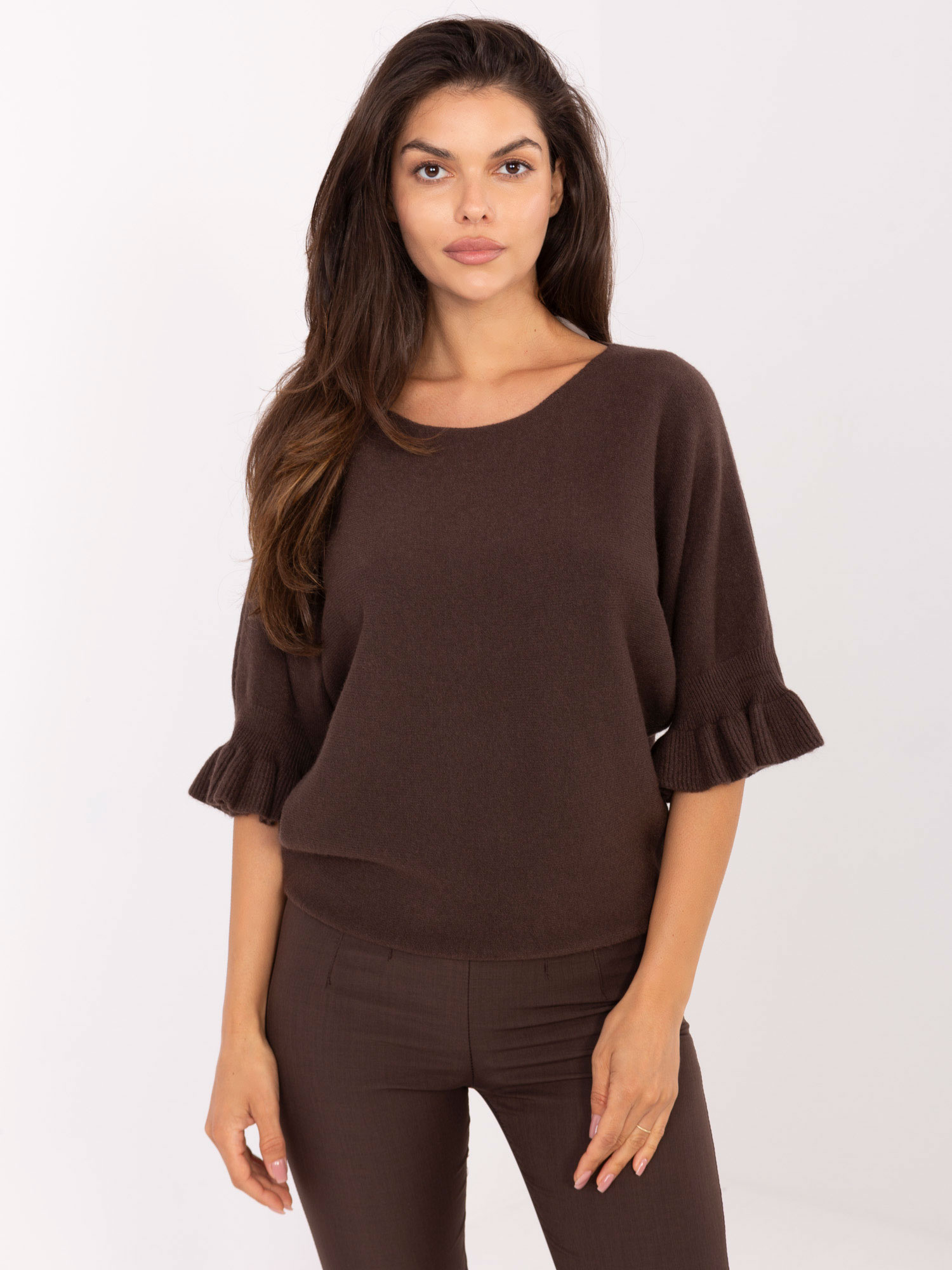 Hnedý dámsky viskózový sveter s volánmi na rukávoch IT-SW-99244.65-dark brownn Veľkosť: ONE SIZE
