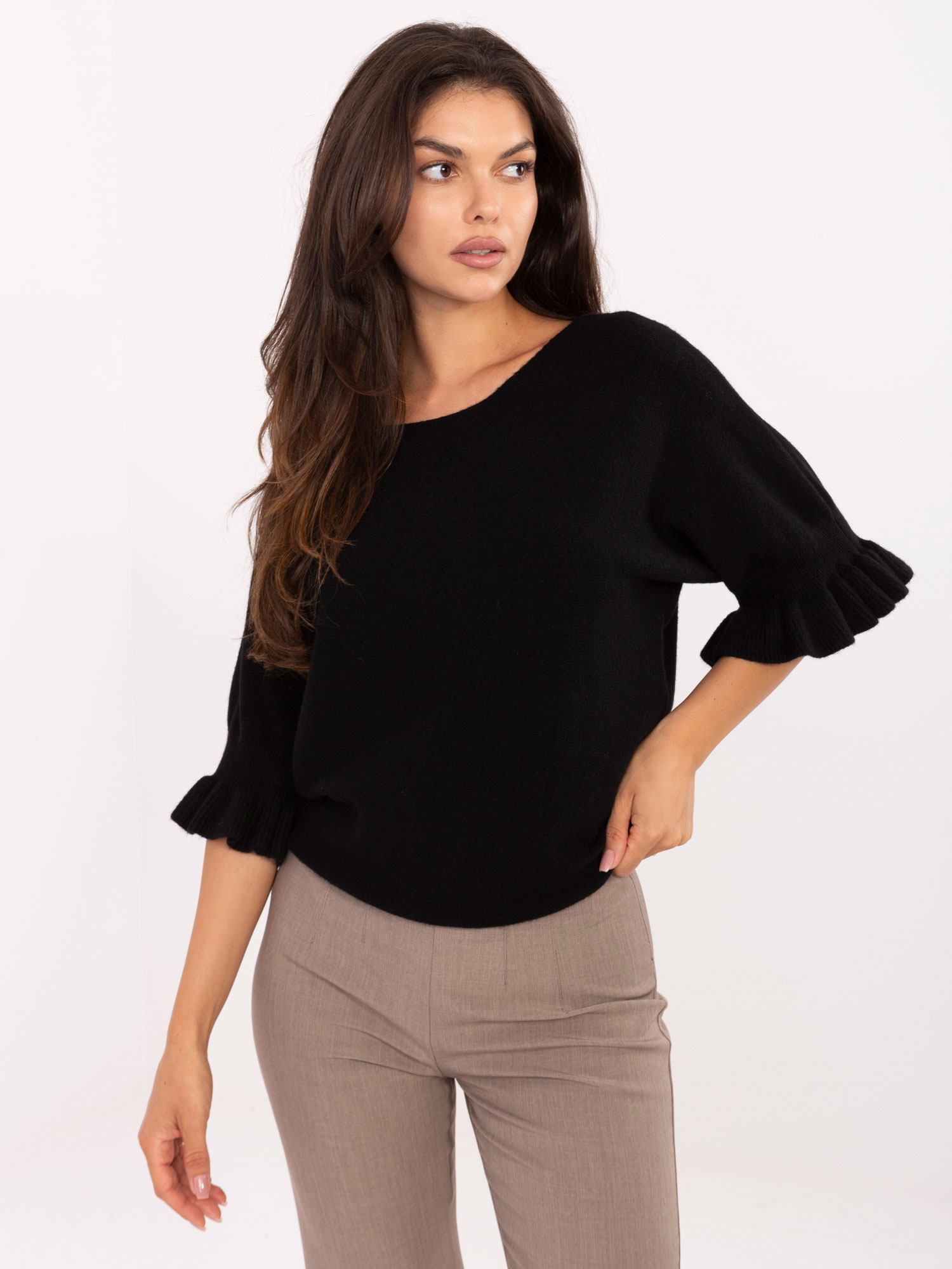 Čierny dámsky viskózový sveter s volánmi na rukávoch IT-SW-99244.65-black Veľkosť: ONE SIZE